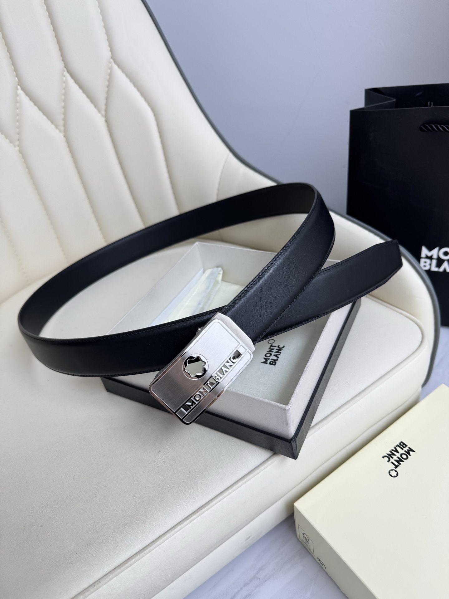 Montblanc万宝龙 宽3.5cm 采用头层牛皮 精品针式扣头 自由裁剪商务休闲皮带👉