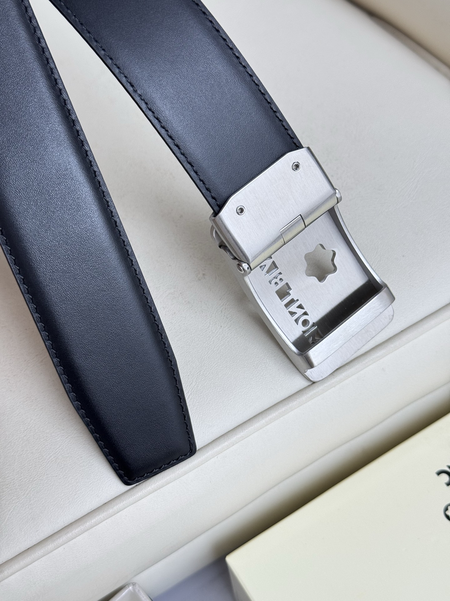 Montblanc万宝龙 宽3.5cm 采用头层牛皮 精品针式扣头 自由裁剪商务休闲皮带👉