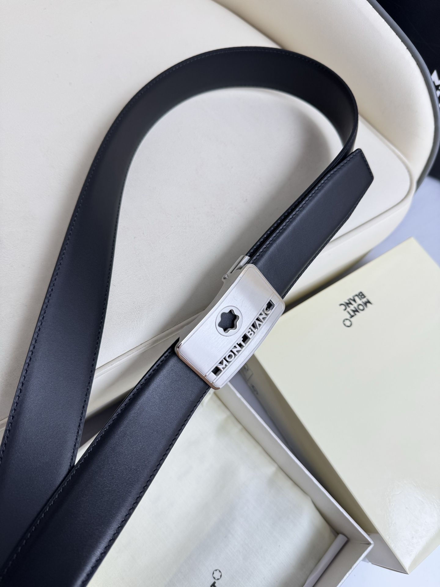 Montblanc万宝龙 宽3.5cm 采用头层牛皮 精品针式扣头 自由裁剪商务休闲皮带👉