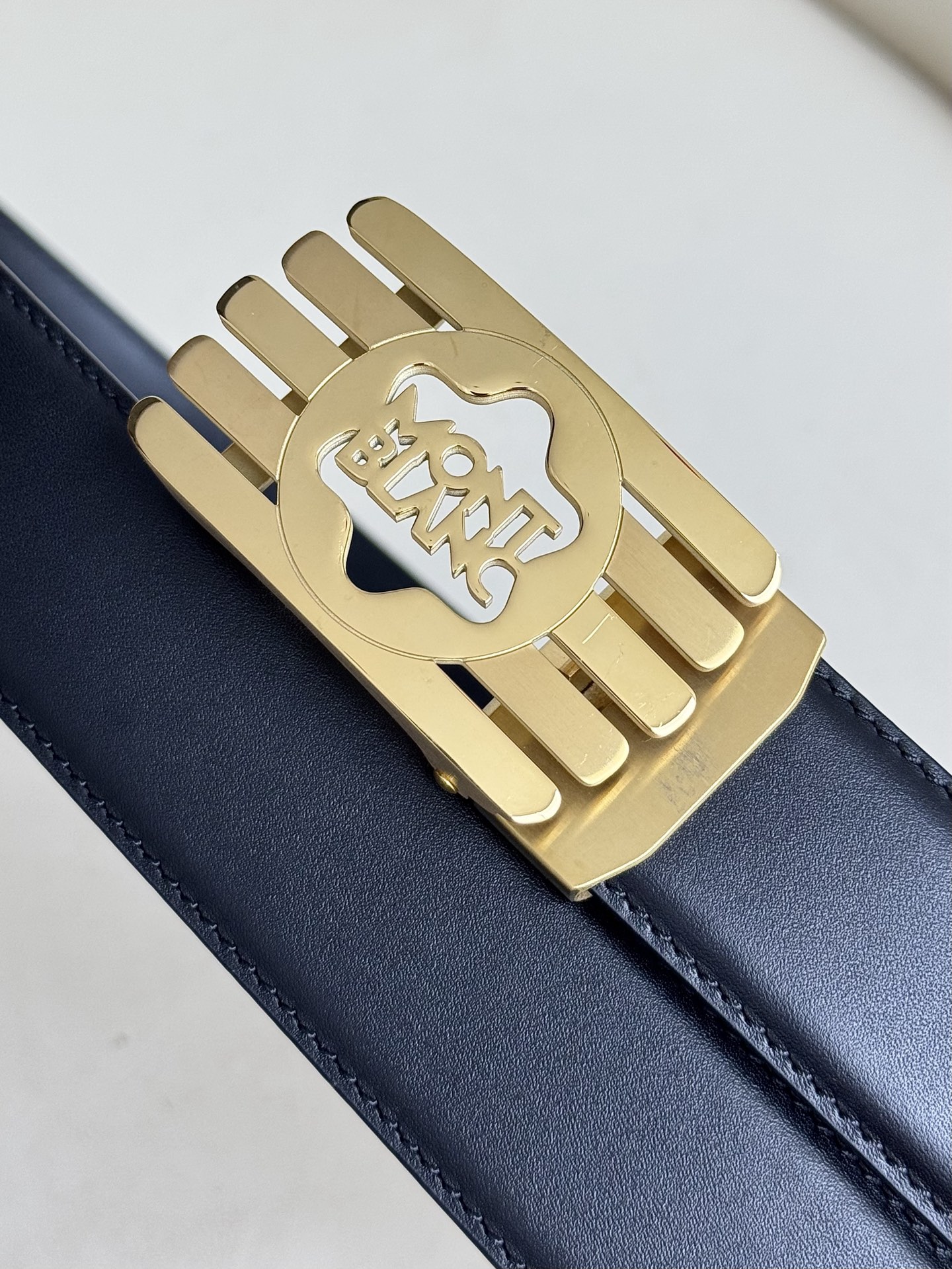 Montblanc万宝龙 宽3.5cm 采用头层牛皮 精品针式扣头 自由裁剪商务休闲皮带👉