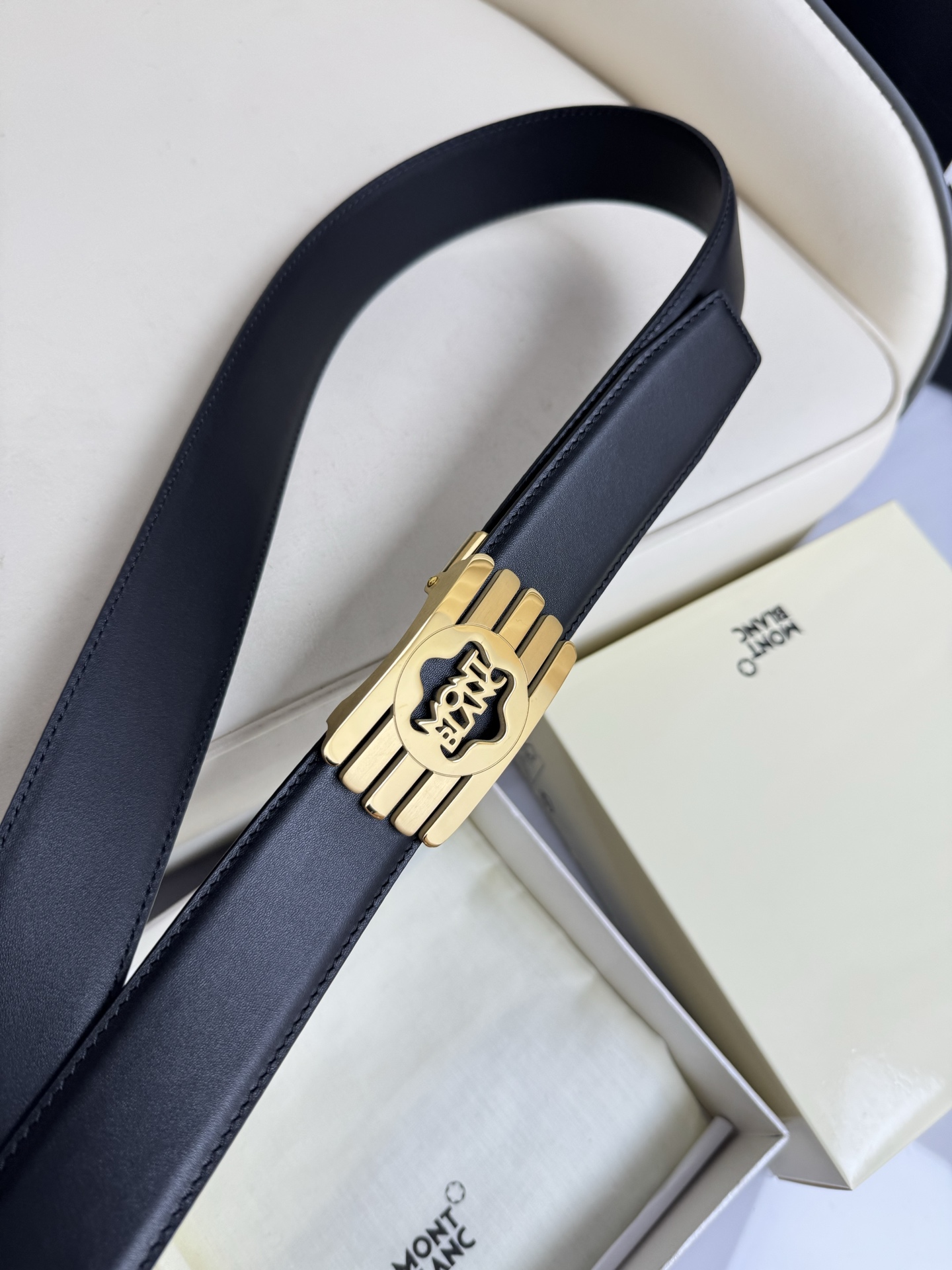 Montblanc万宝龙 宽3.5cm 采用头层牛皮 精品针式扣头 自由裁剪商务休闲皮带👉