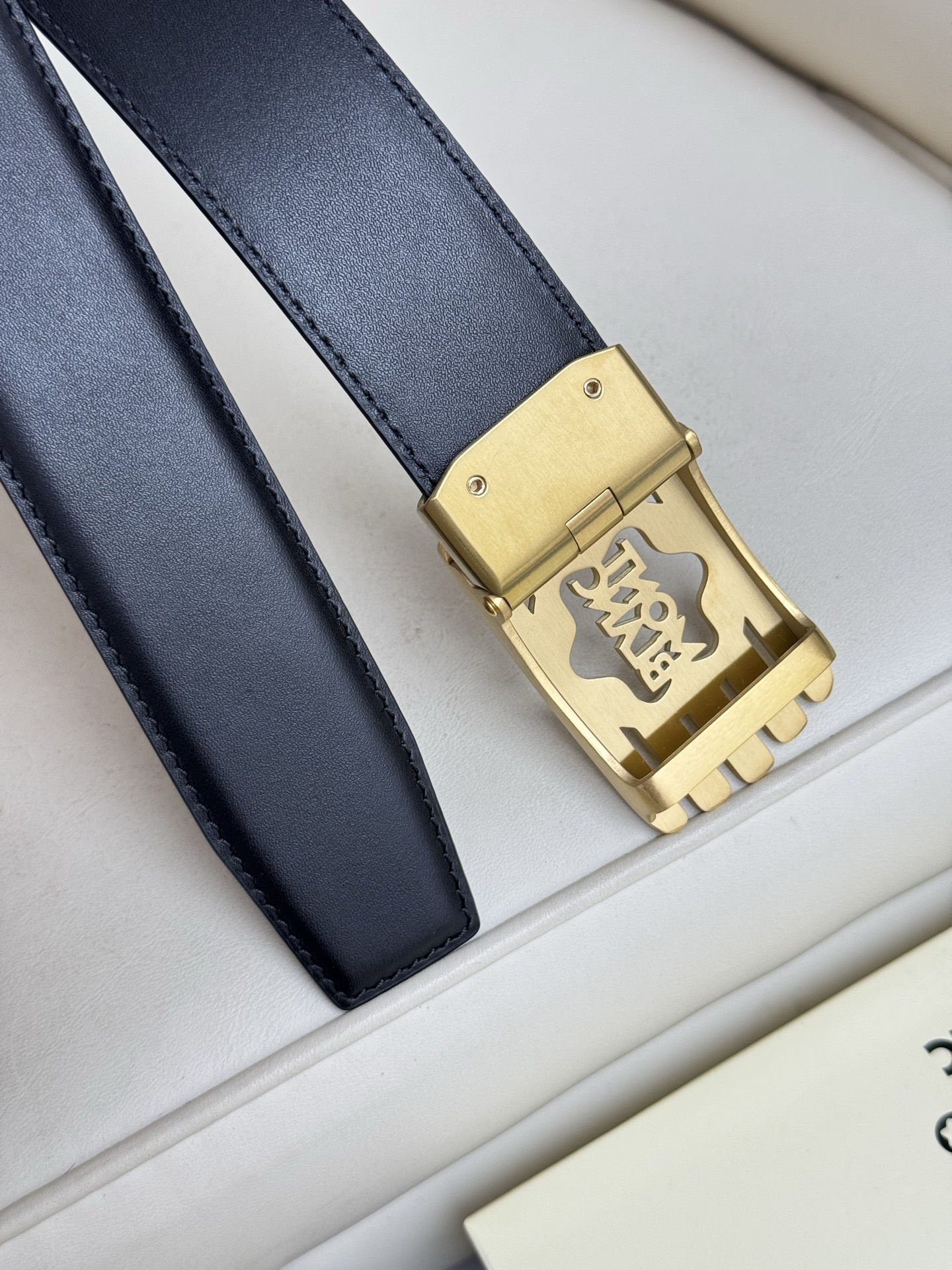 Montblanc万宝龙 宽3.5cm 采用头层牛皮 精品针式扣头 自由裁剪商务休闲皮带👉