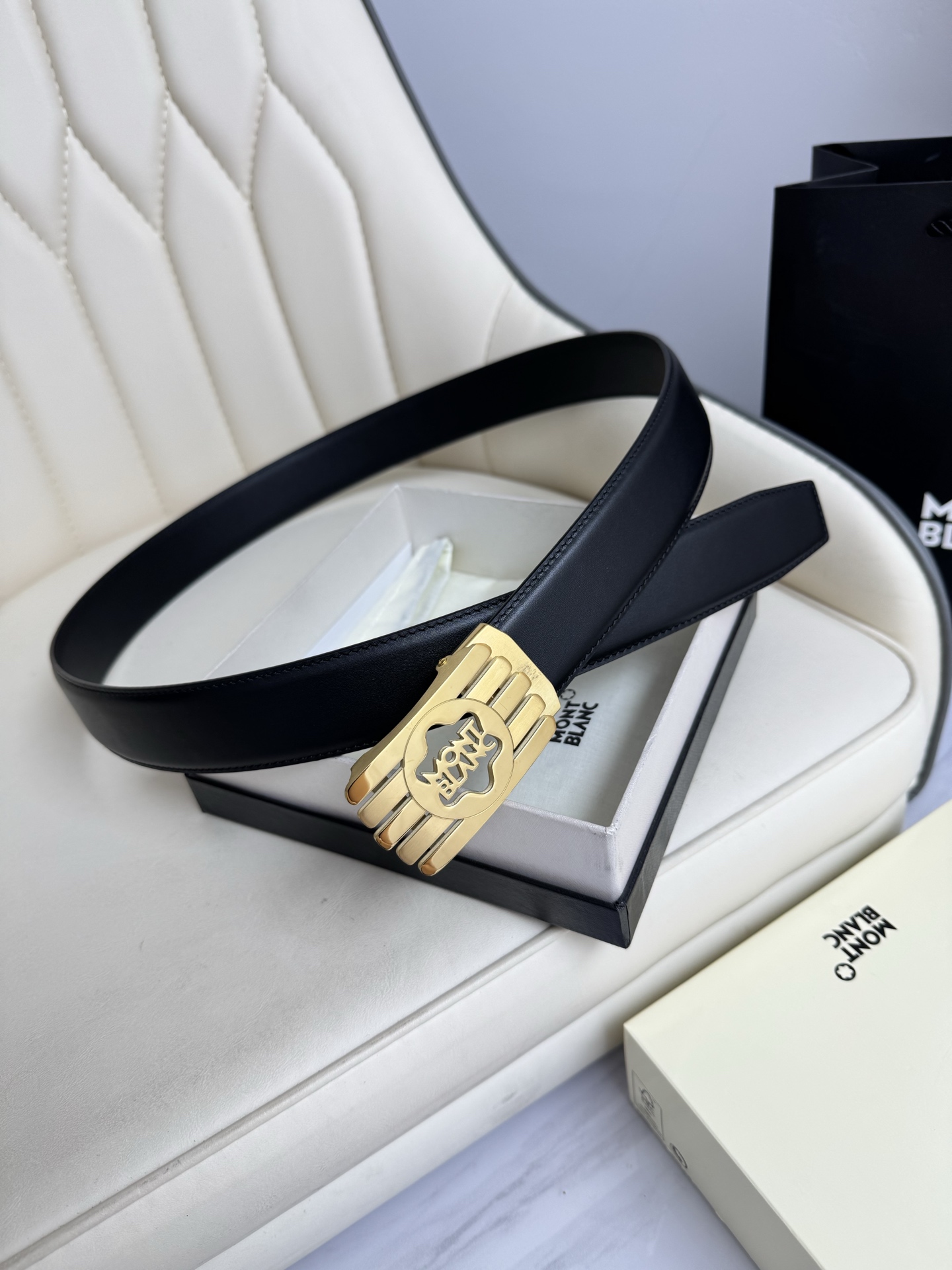 Montblanc万宝龙 宽3.5cm 采用头层牛皮 精品针式扣头 自由裁剪商务休闲皮带👉