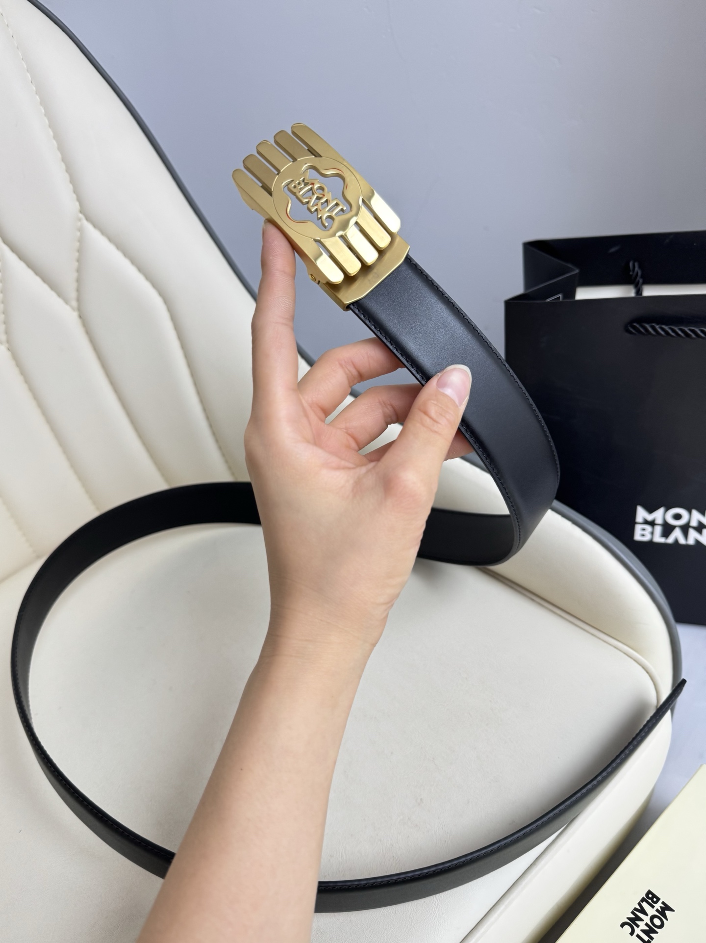 Montblanc万宝龙 宽3.5cm 采用头层牛皮 精品针式扣头 自由裁剪商务休闲皮带👉