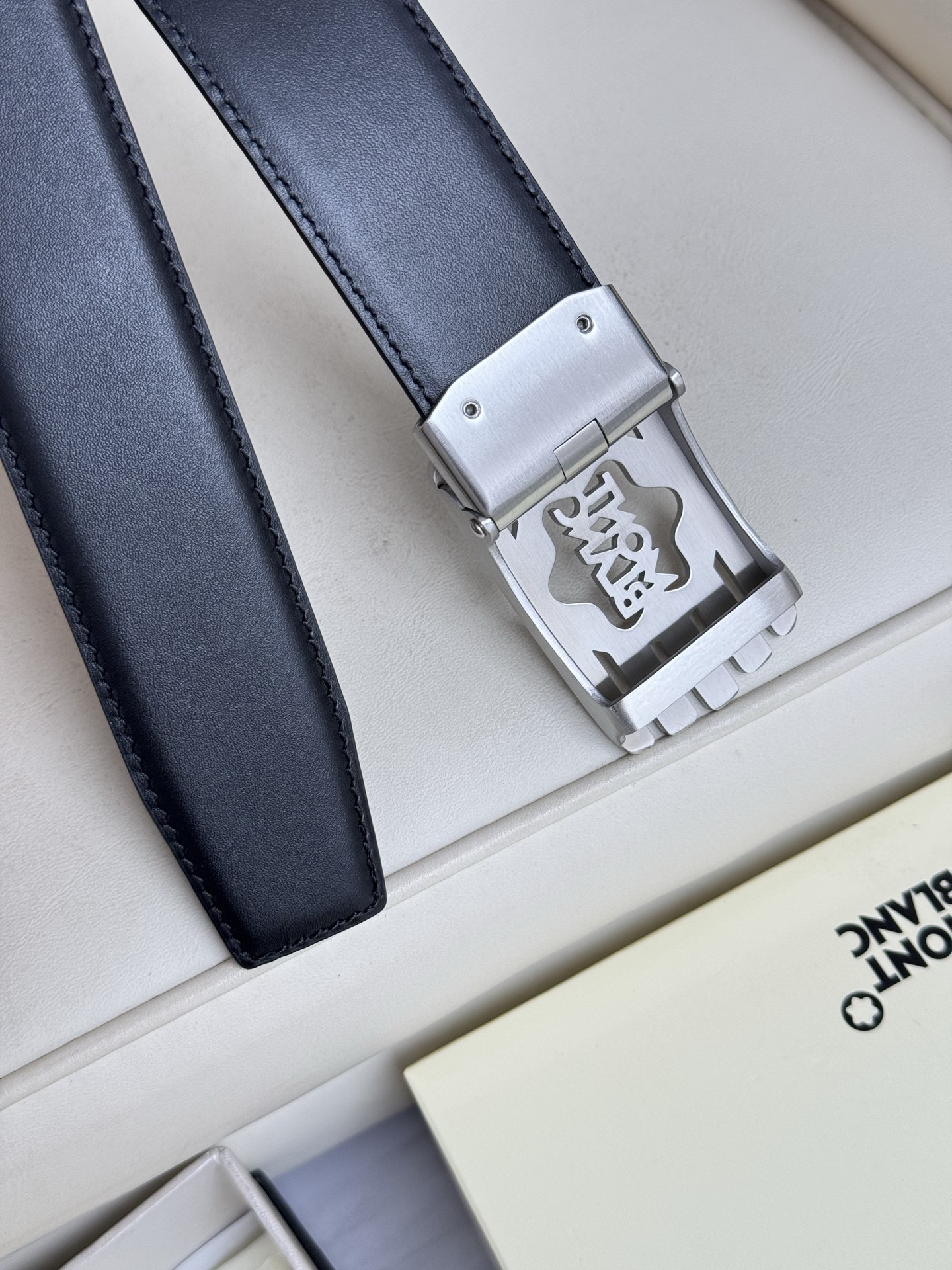 Montblanc万宝龙 宽3.5cm 采用头层牛皮 精品针式扣头 自由裁剪商务休闲皮带👉