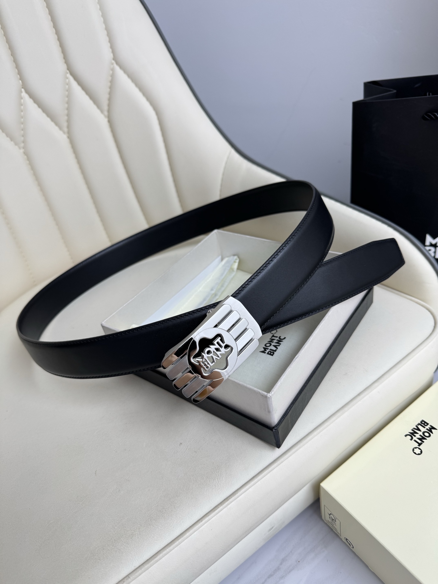 Montblanc万宝龙 宽3.5cm 采用头层牛皮 精品针式扣头 自由裁剪商务休闲皮带👉