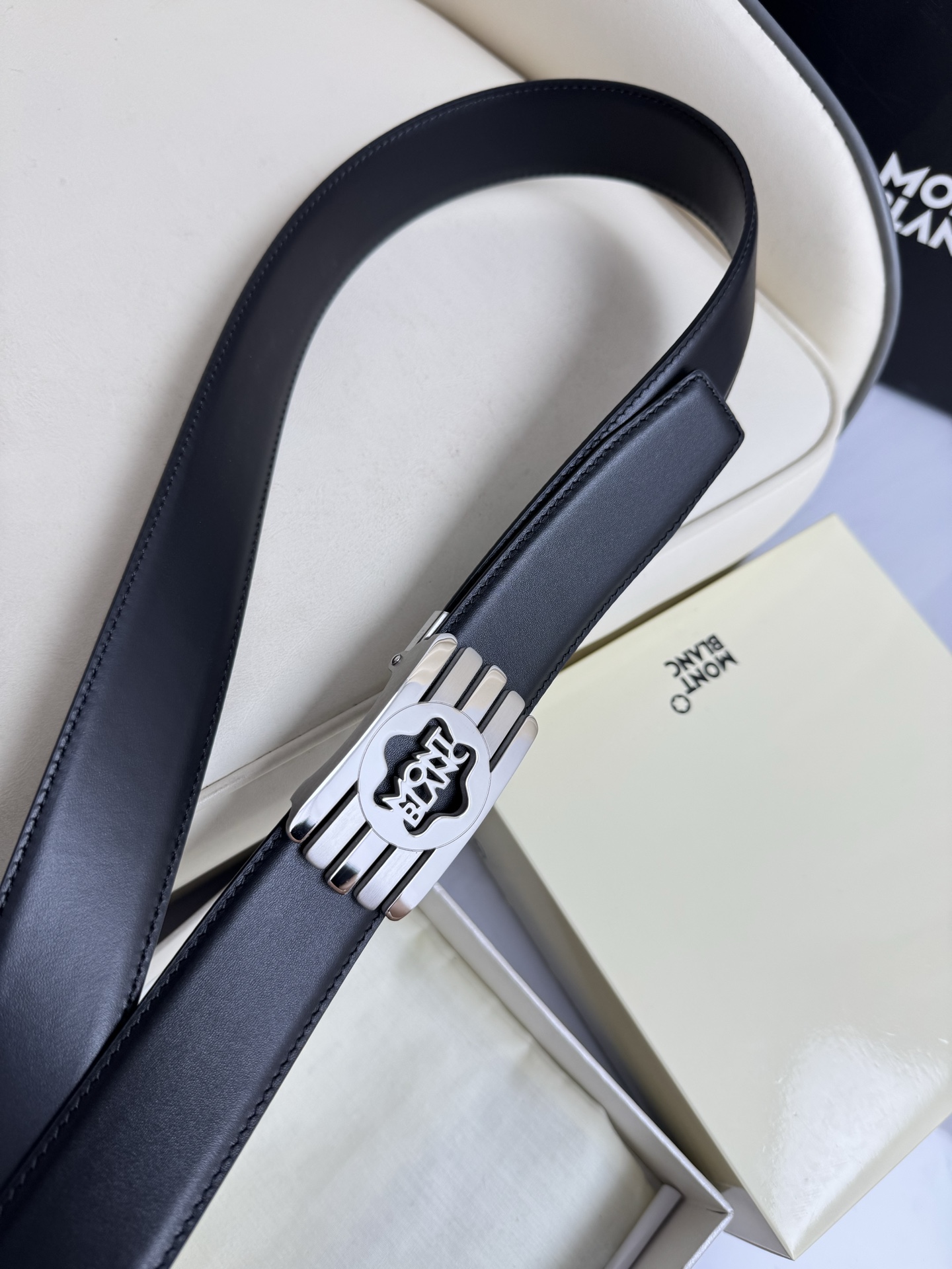 Montblanc万宝龙 宽3.5cm 采用头层牛皮 精品针式扣头 自由裁剪商务休闲皮带👉