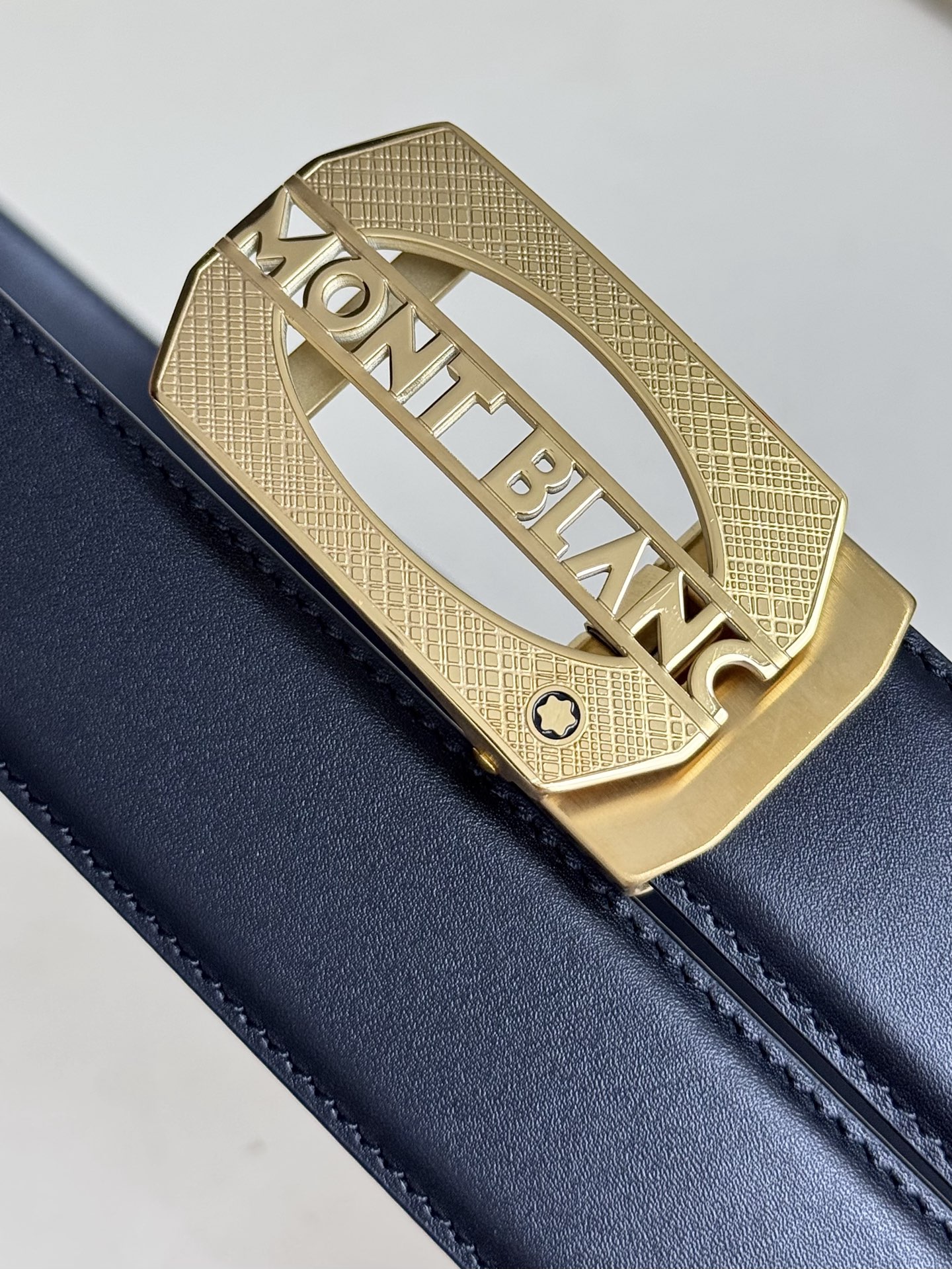 Montblanc万宝龙 宽3.5cm 采用头层牛皮 精品针式扣头 自由裁剪商务休闲皮带👉
