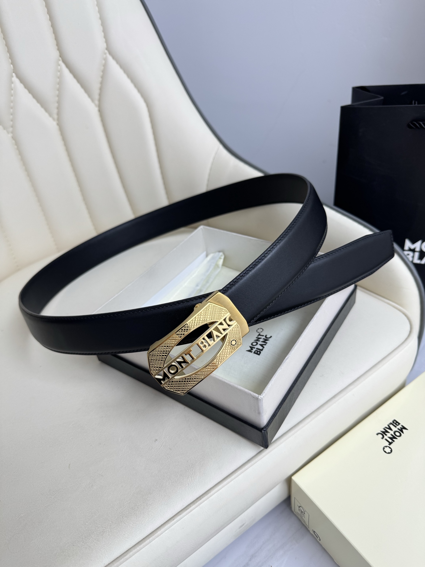 Montblanc万宝龙 宽3.5cm 采用头层牛皮 精品针式扣头 自由裁剪商务休闲皮带👉