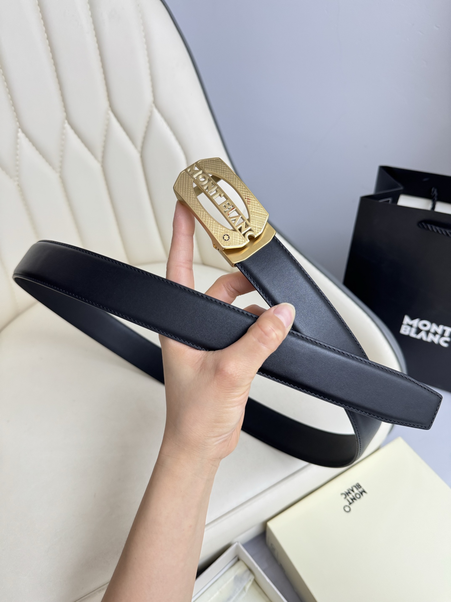 Montblanc万宝龙 宽3.5cm 采用头层牛皮 精品针式扣头 自由裁剪商务休闲皮带👉