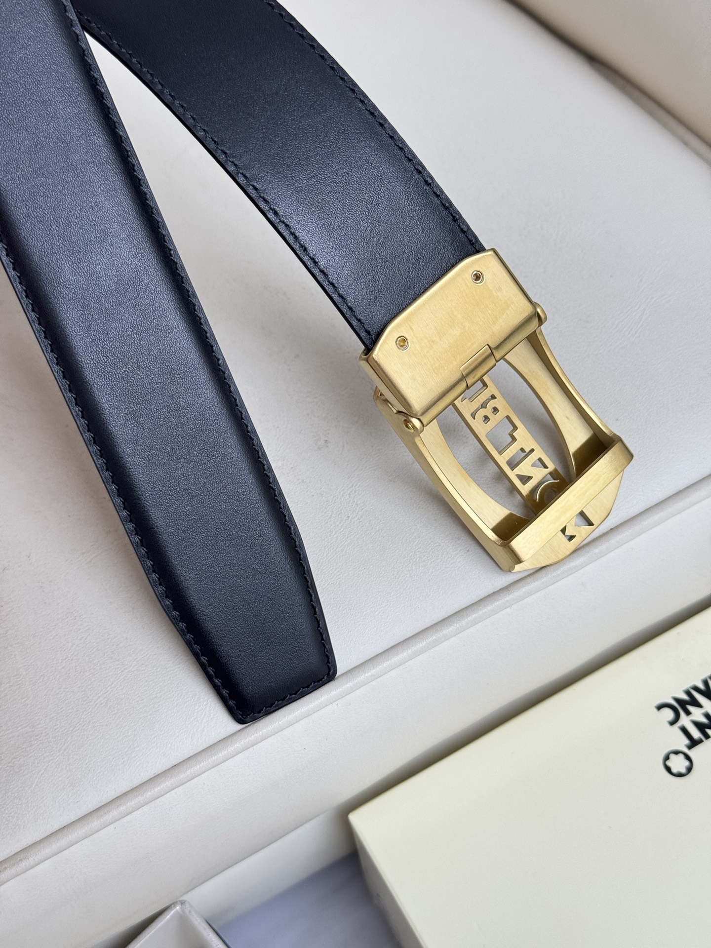 Montblanc万宝龙 宽3.5cm 采用头层牛皮 精品针式扣头 自由裁剪商务休闲皮带👉