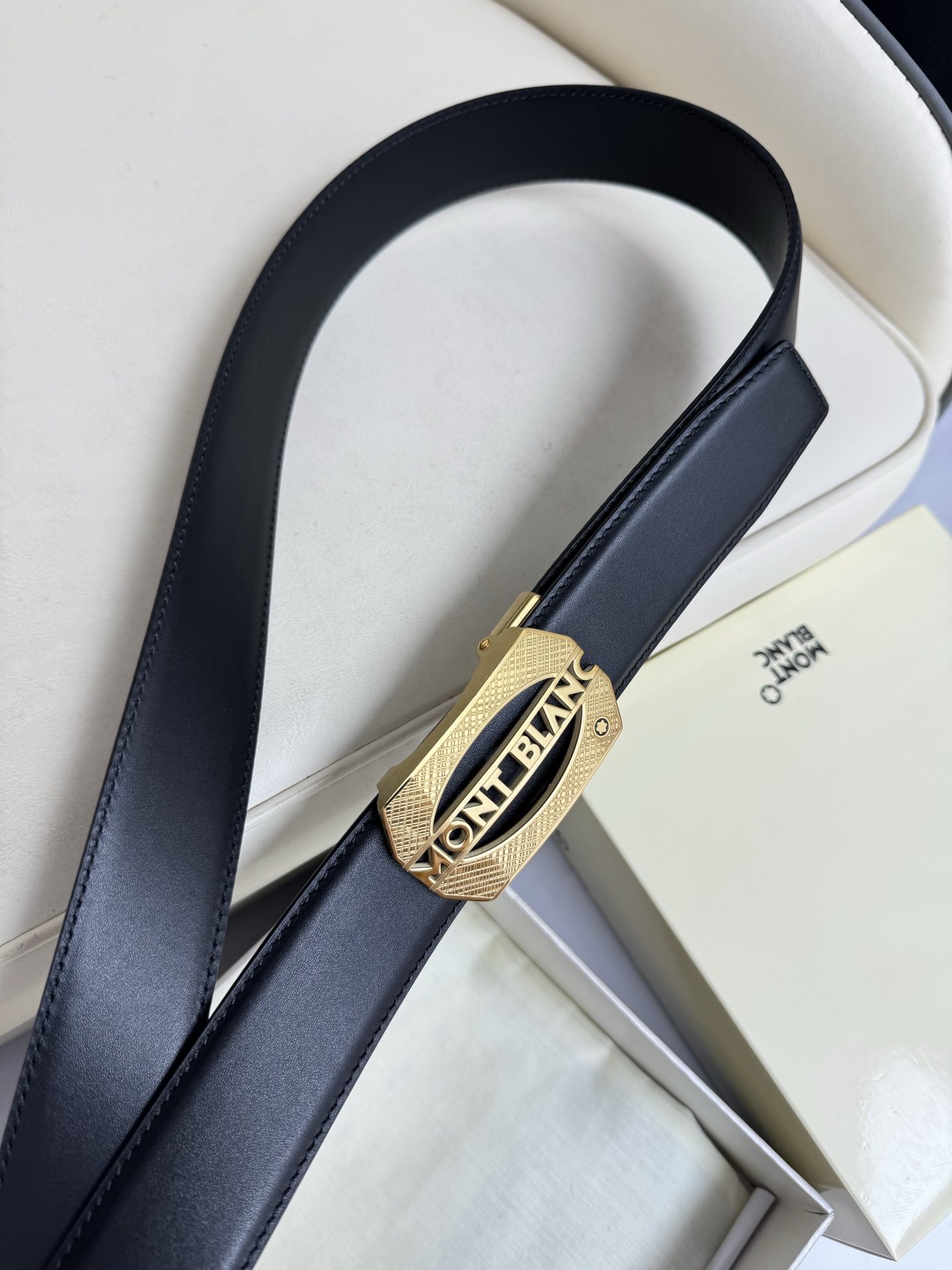 Montblanc万宝龙 宽3.5cm 采用头层牛皮 精品针式扣头 自由裁剪商务休闲皮带👉
