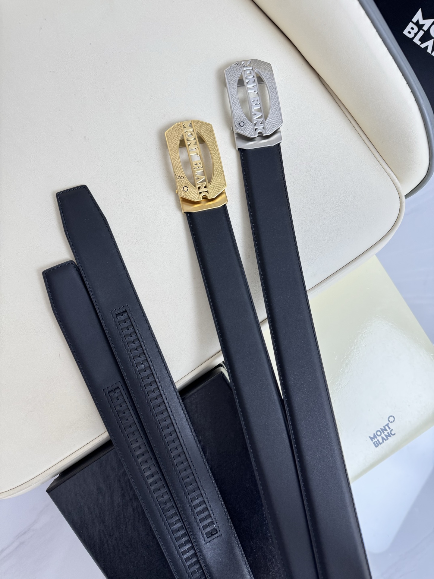 Montblanc万宝龙 宽3.5cm 采用头层牛皮 精品针式扣头 自由裁剪商务休闲皮带👉