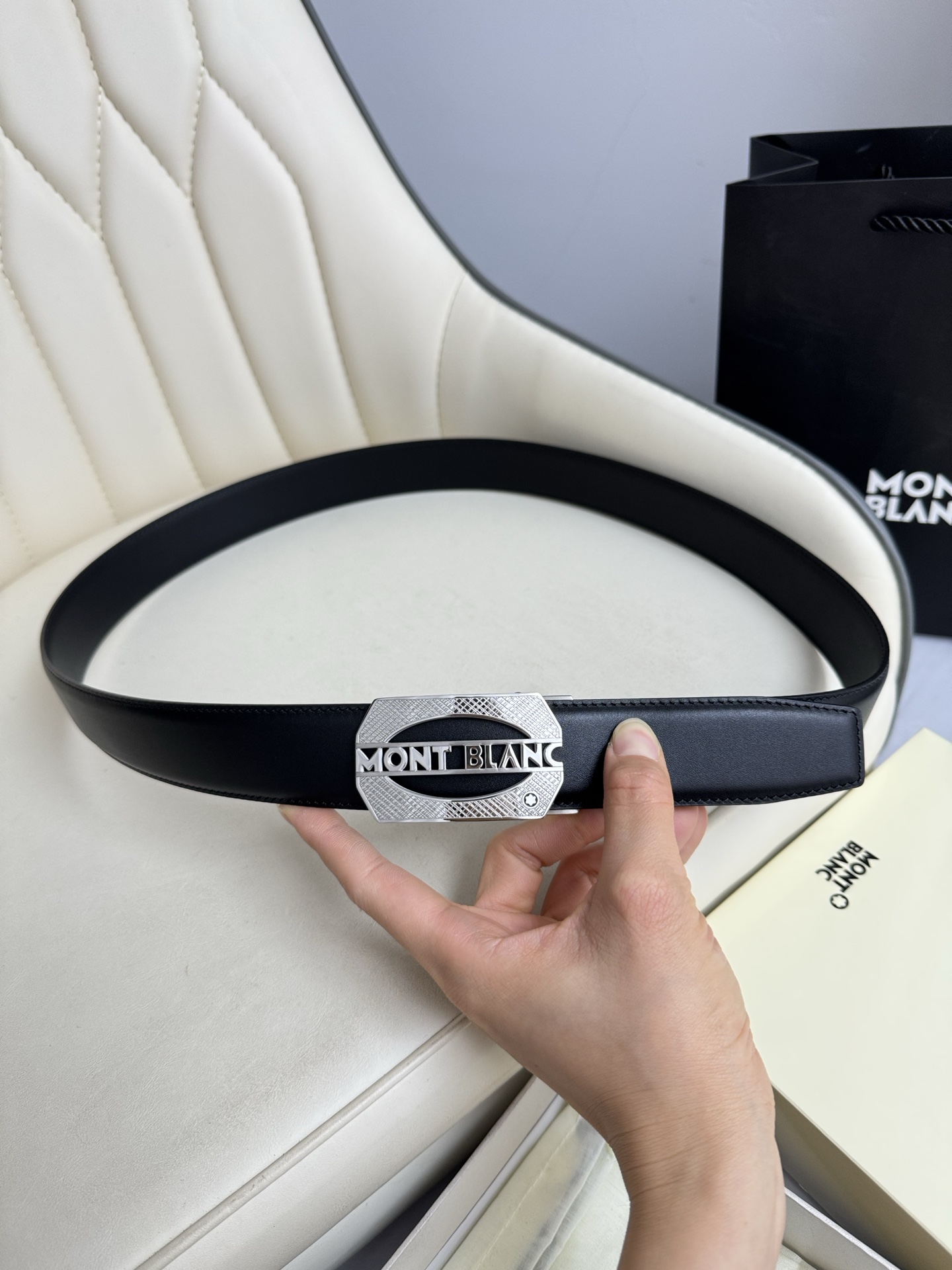 Montblanc万宝龙 宽3.5cm 采用头层牛皮 精品针式扣头 自由裁剪商务休闲皮带👉