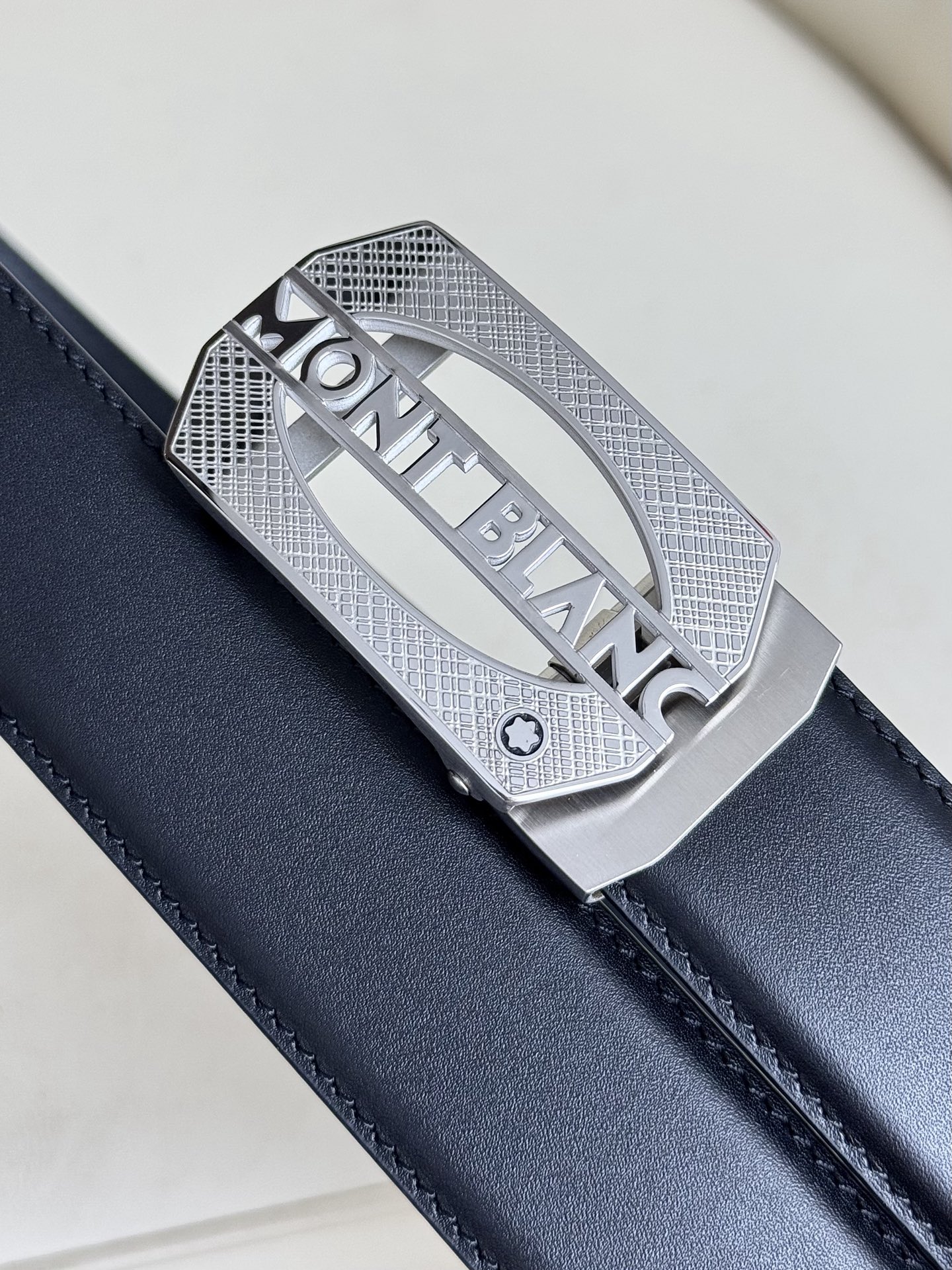 Montblanc万宝龙 宽3.5cm 采用头层牛皮 精品针式扣头 自由裁剪商务休闲皮带👉