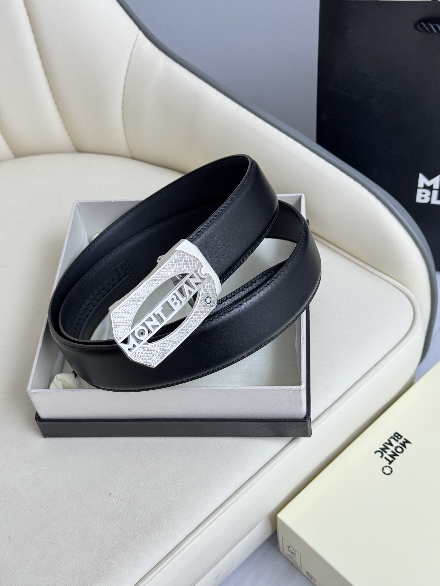 Montblanc万宝龙 宽3.5cm 采用头层牛皮 精品针式扣头 自由裁剪商务休闲皮带👉