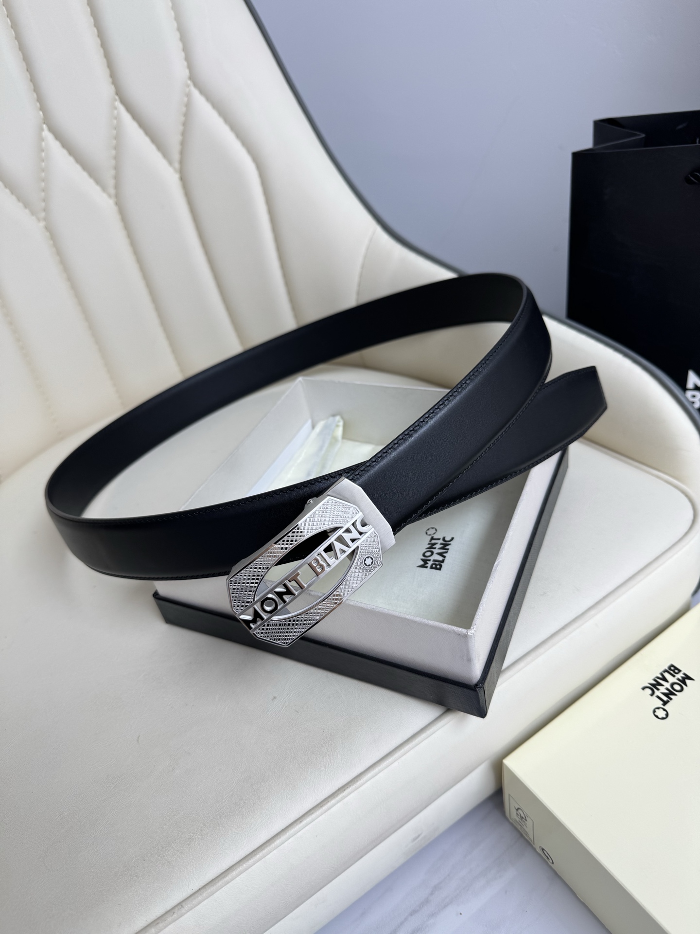 Montblanc万宝龙 宽3.5cm 采用头层牛皮 精品针式扣头 自由裁剪商务休闲皮带👉