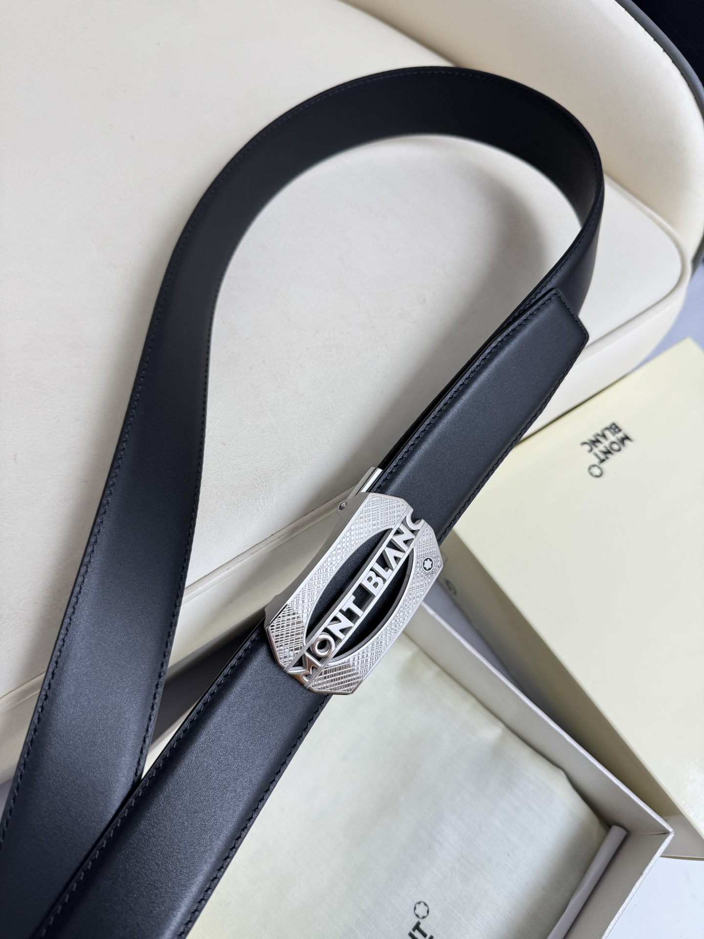 Montblanc万宝龙 宽3.5cm 采用头层牛皮 精品针式扣头 自由裁剪商务休闲皮带👉