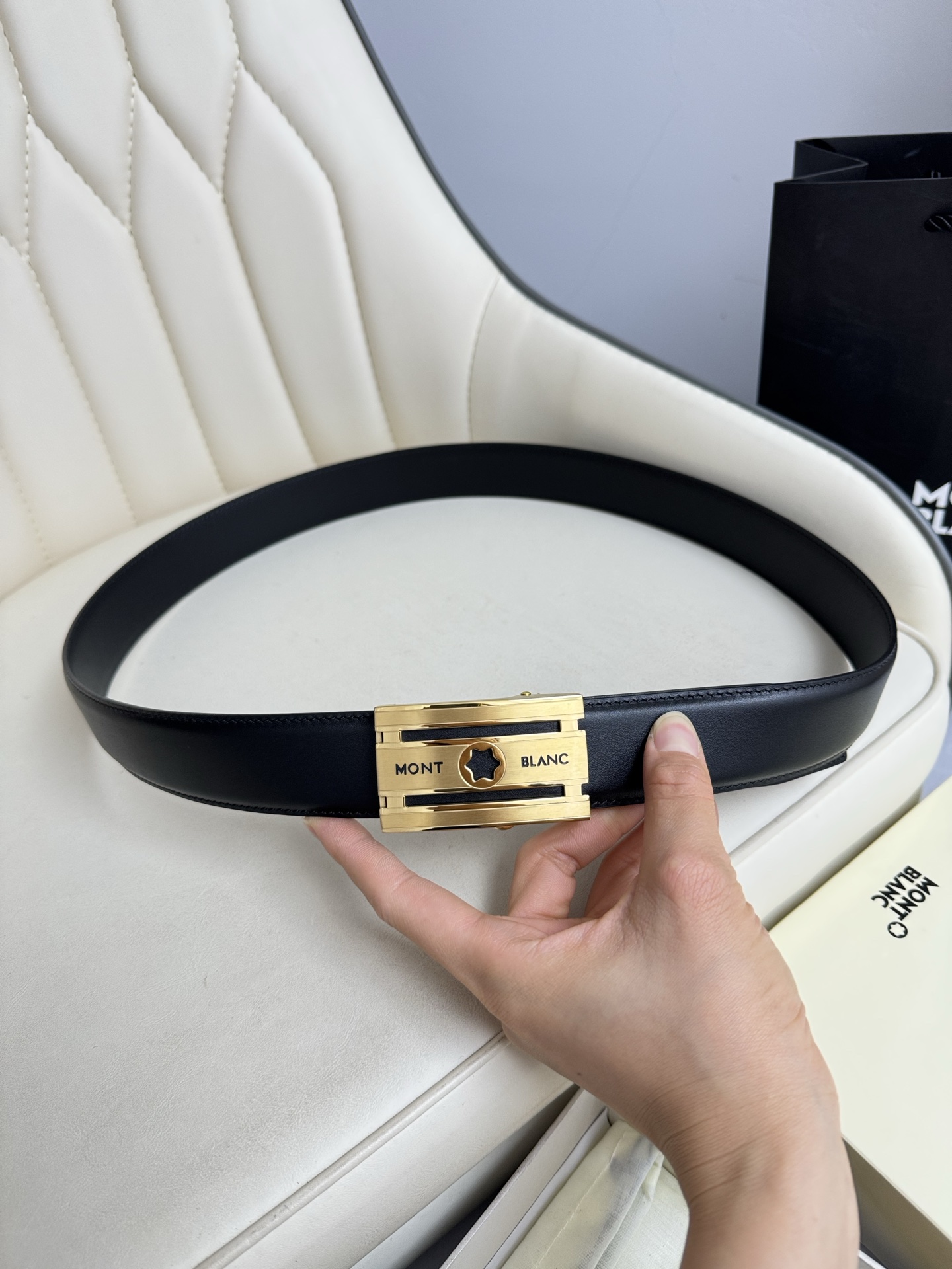Montblanc万宝龙 宽3.5cm 采用头层牛皮 精品针式扣头 自由裁剪商务休闲皮带👉