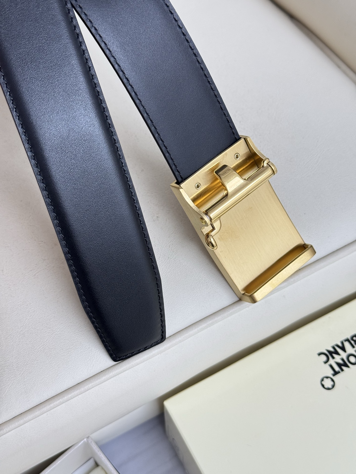 Montblanc万宝龙 宽3.5cm 采用头层牛皮 精品针式扣头 自由裁剪商务休闲皮带👉