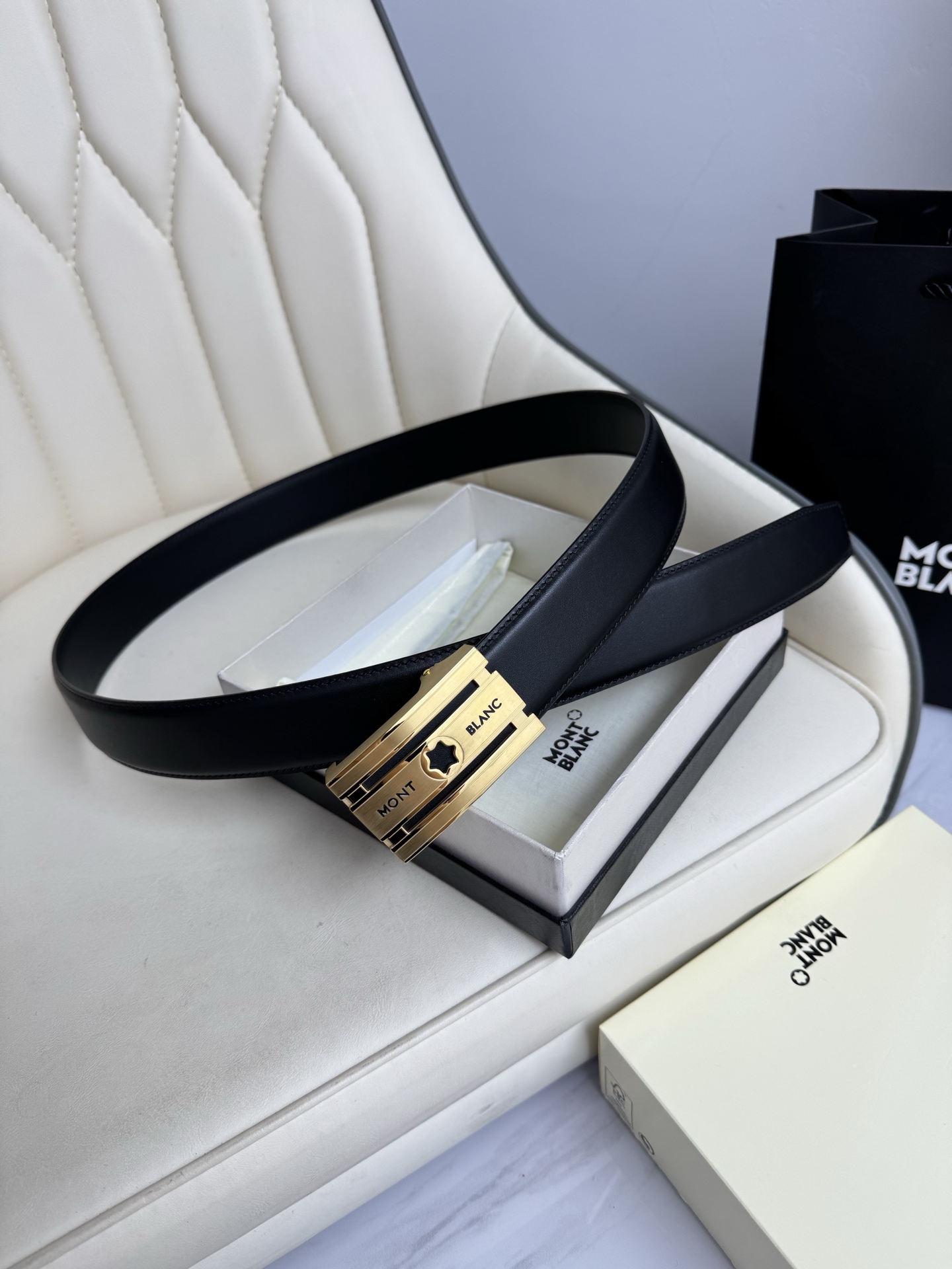 Montblanc万宝龙 宽3.5cm 采用头层牛皮 精品针式扣头 自由裁剪商务休闲皮带👉