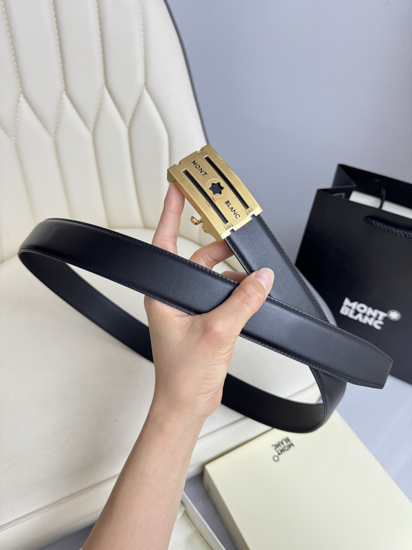 Montblanc万宝龙 宽3.5cm 采用头层牛皮 精品针式扣头 自由裁剪商务休闲皮带👉