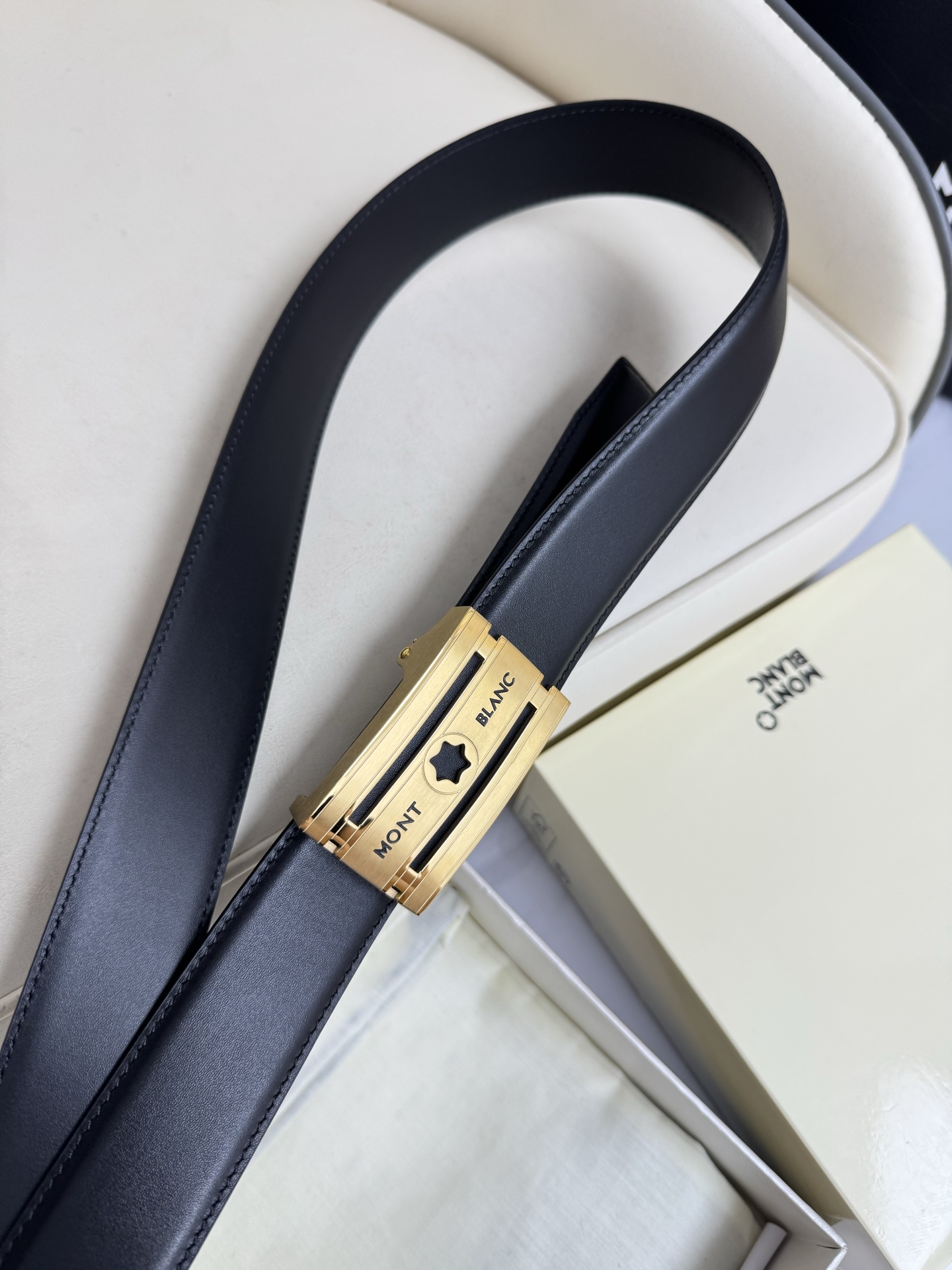 Montblanc万宝龙 宽3.5cm 采用头层牛皮 精品针式扣头 自由裁剪商务休闲皮带👉