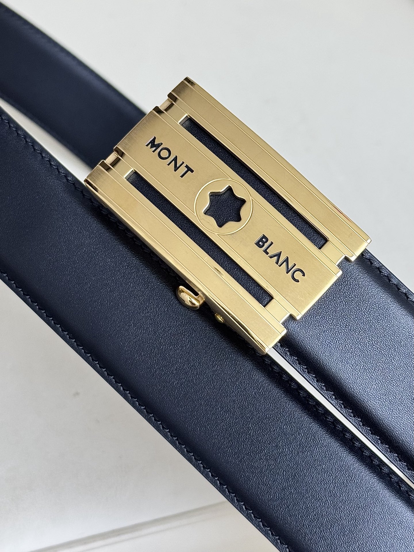 Montblanc万宝龙 宽3.5cm 采用头层牛皮 精品针式扣头 自由裁剪商务休闲皮带👉