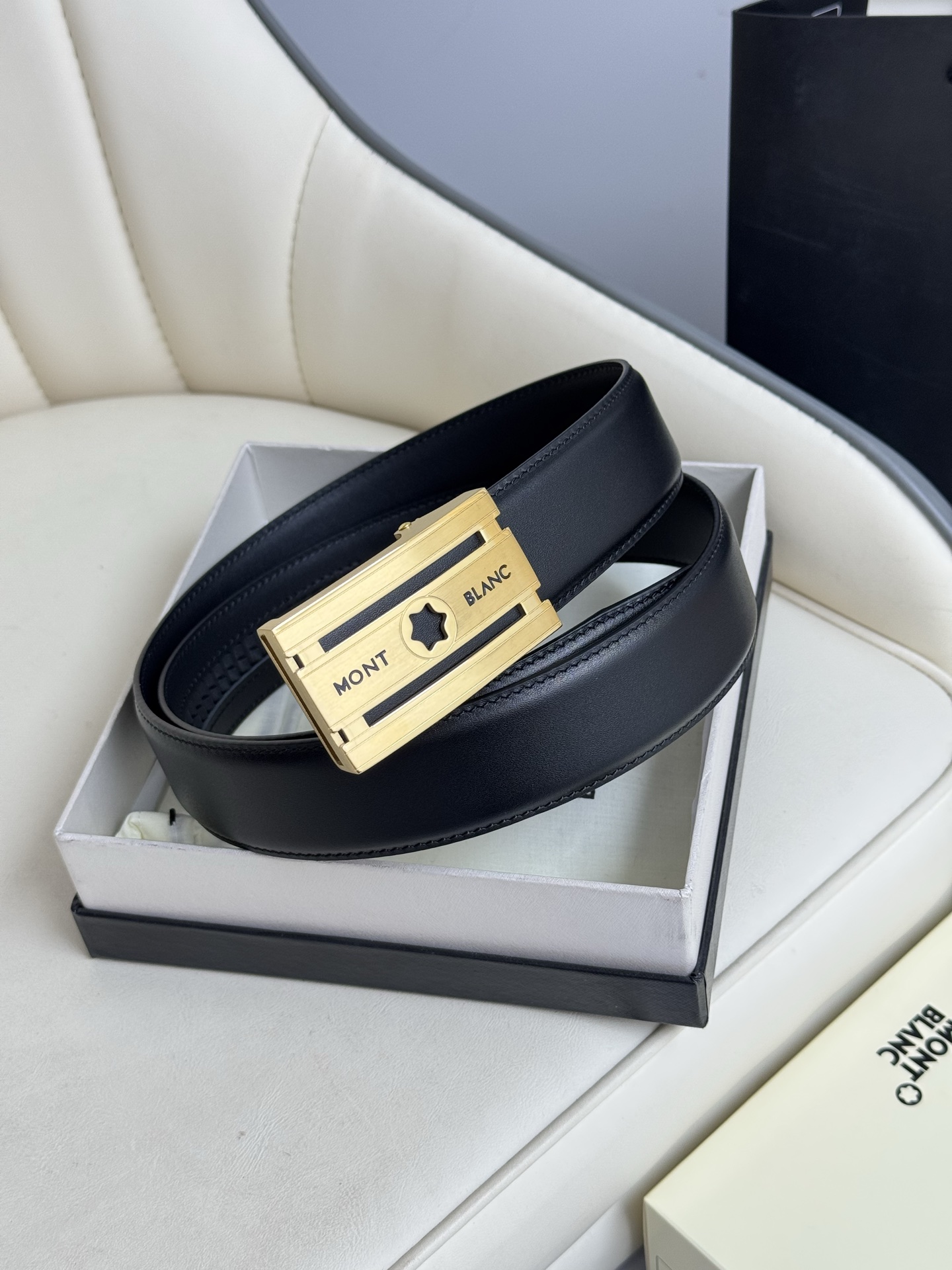 Montblanc万宝龙 宽3.5cm 采用头层牛皮 精品针式扣头 自由裁剪商务休闲皮带👉