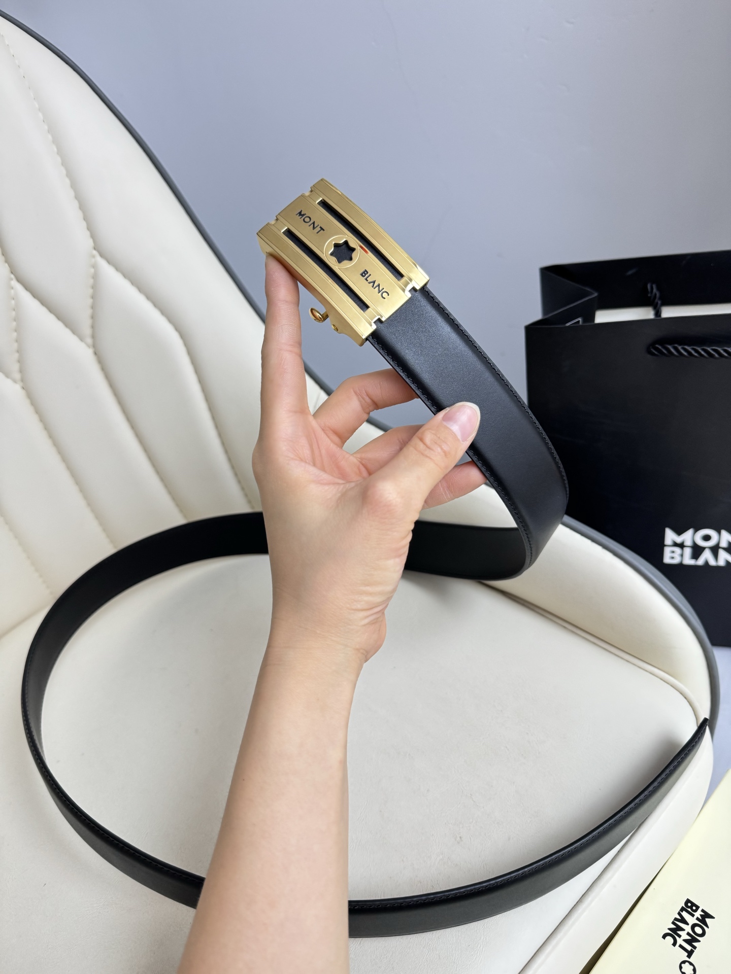 Montblanc万宝龙 宽3.5cm 采用头层牛皮 精品针式扣头 自由裁剪商务休闲皮带👉