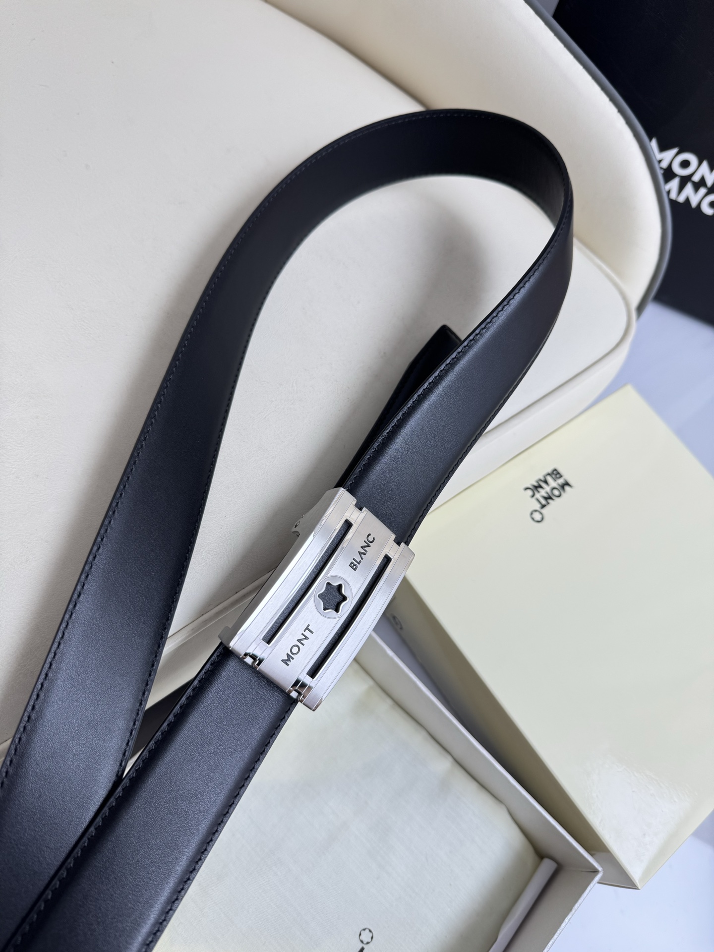 Montblanc万宝龙 宽3.5cm 采用头层牛皮 精品针式扣头 自由裁剪商务休闲皮带👉
