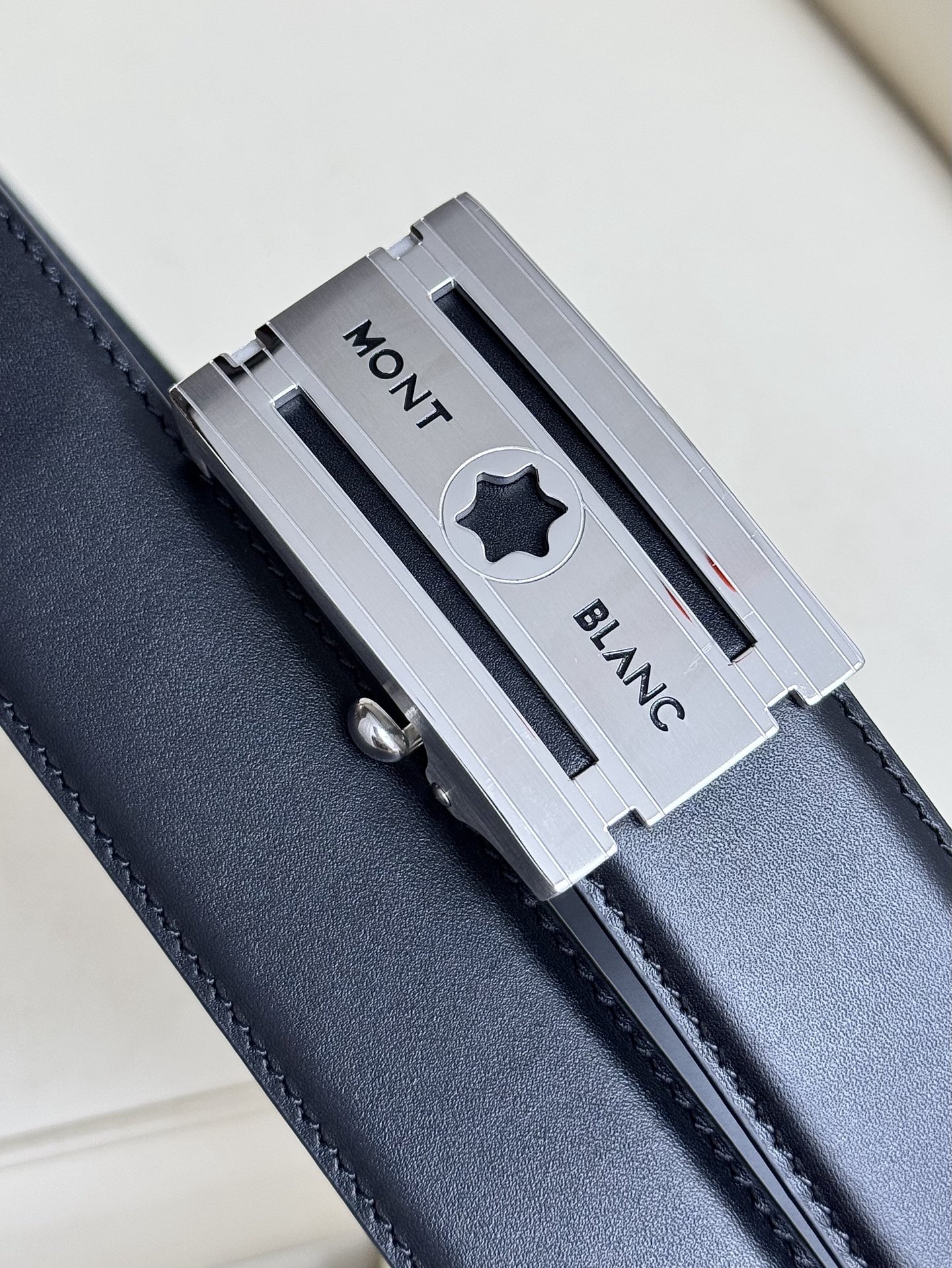 Montblanc万宝龙 宽3.5cm 采用头层牛皮 精品针式扣头 自由裁剪商务休闲皮带👉