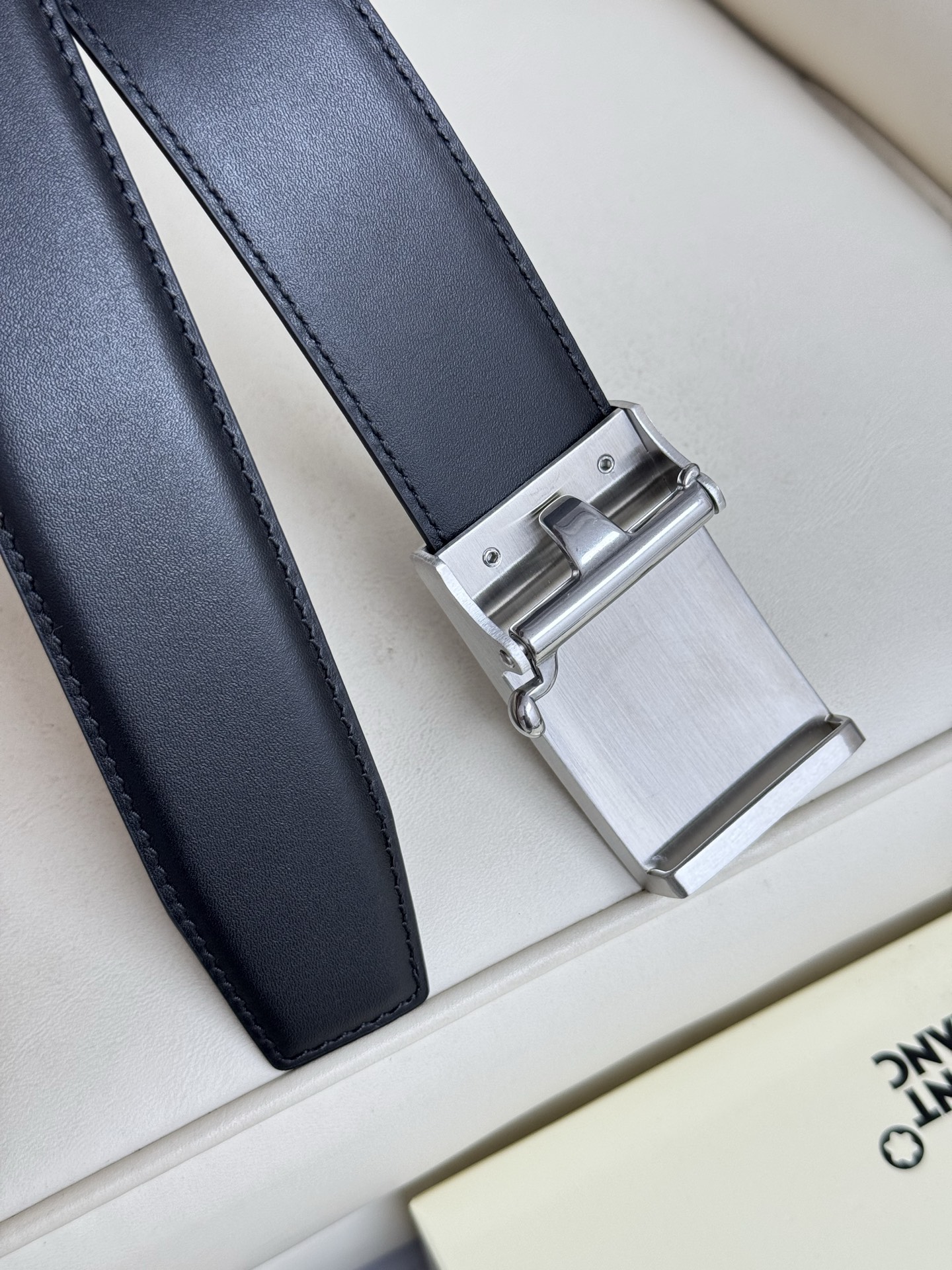 Montblanc万宝龙 宽3.5cm 采用头层牛皮 精品针式扣头 自由裁剪商务休闲皮带👉