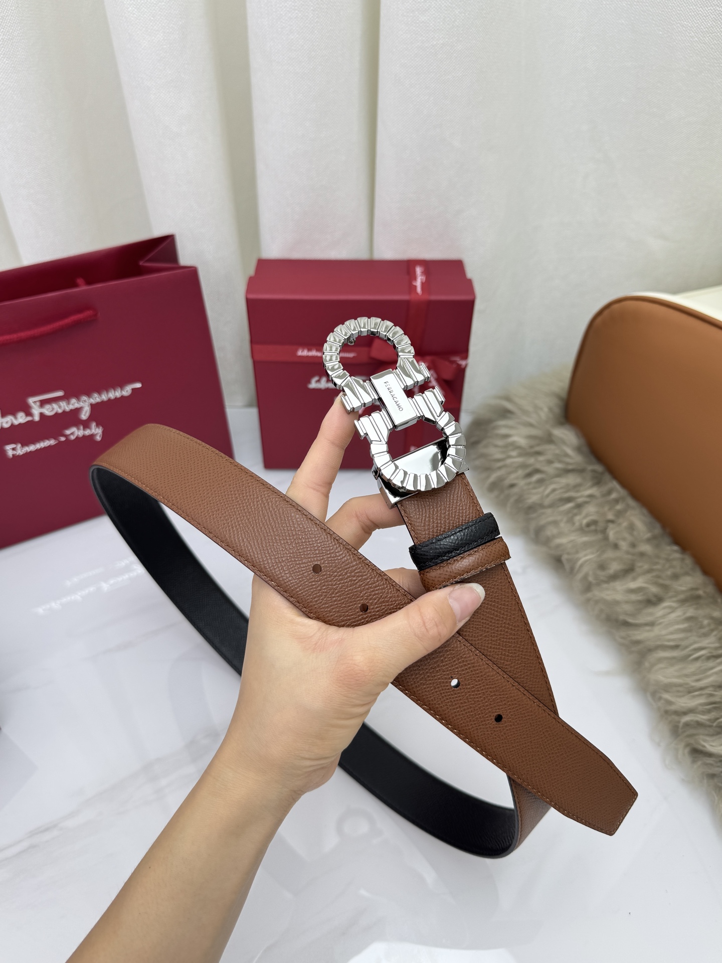 ⚡️⚡️（菲拉格慕）双面原厂进口头层牛皮，双面使用，真空电镀铜扣，做工精致专柜品质！时尚休闲百搭火爆热销中！配专柜全套包