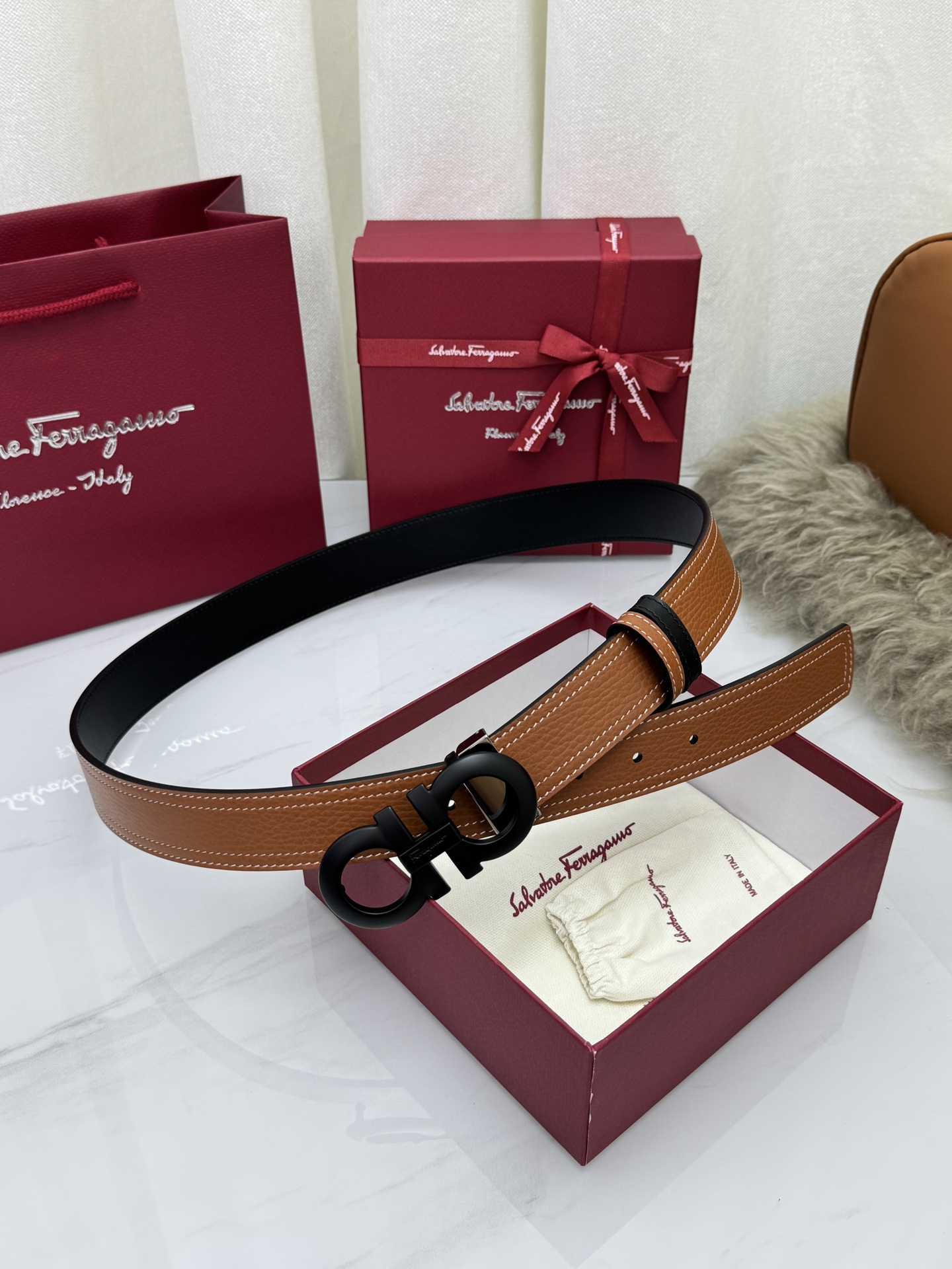 ⚡️⚡️（菲拉格慕）双面原厂进口头层牛皮，双面使用，真空电镀铜扣，做工精致专柜品质！时尚休闲百搭火爆热销中！配专柜全套包