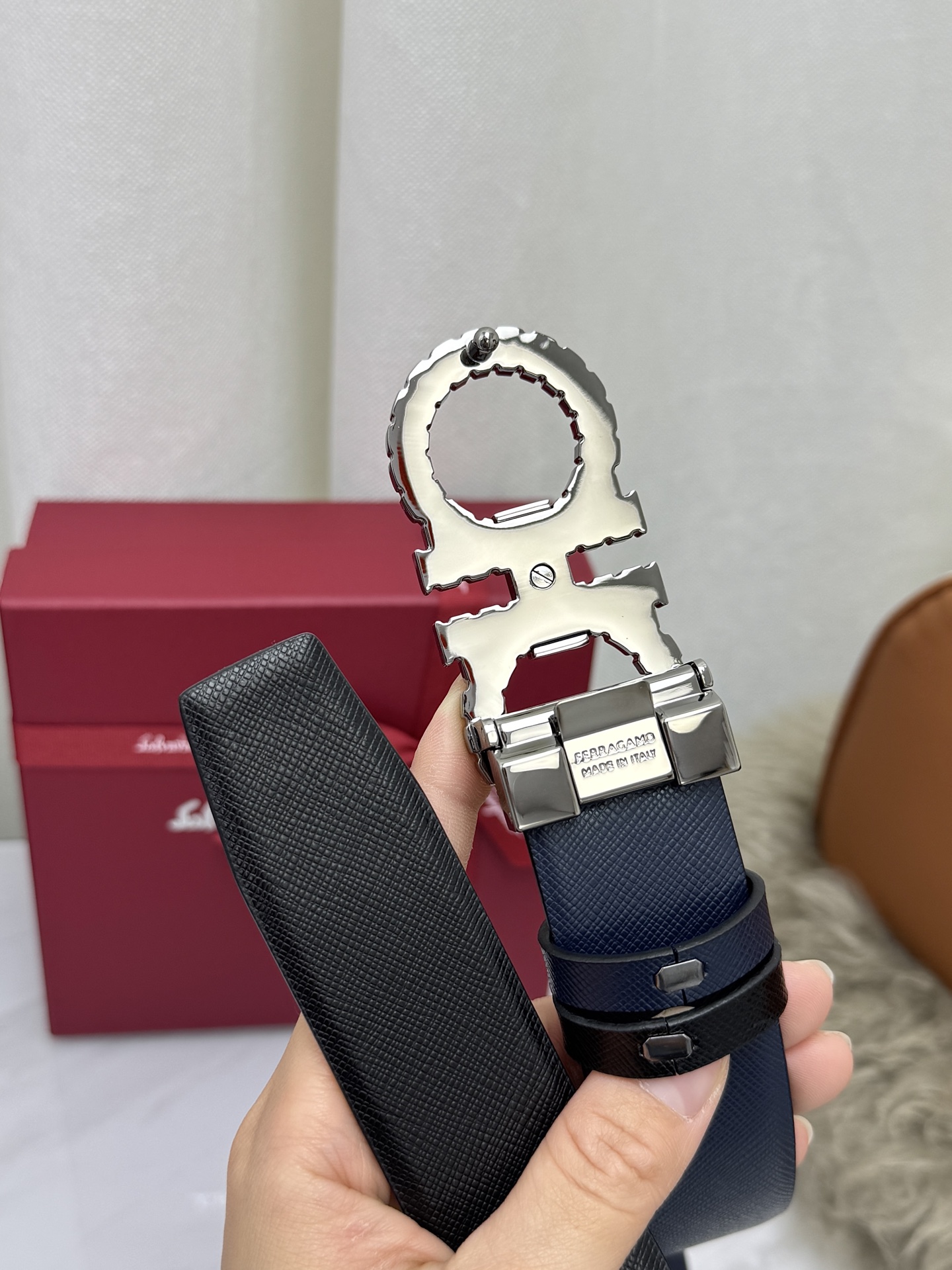⚡️⚡️（菲拉格慕）双面原厂进口头层牛皮，双面使用，真空电镀铜扣，做工精致专柜品质！时尚休闲百搭火爆热销中！配专柜全套包