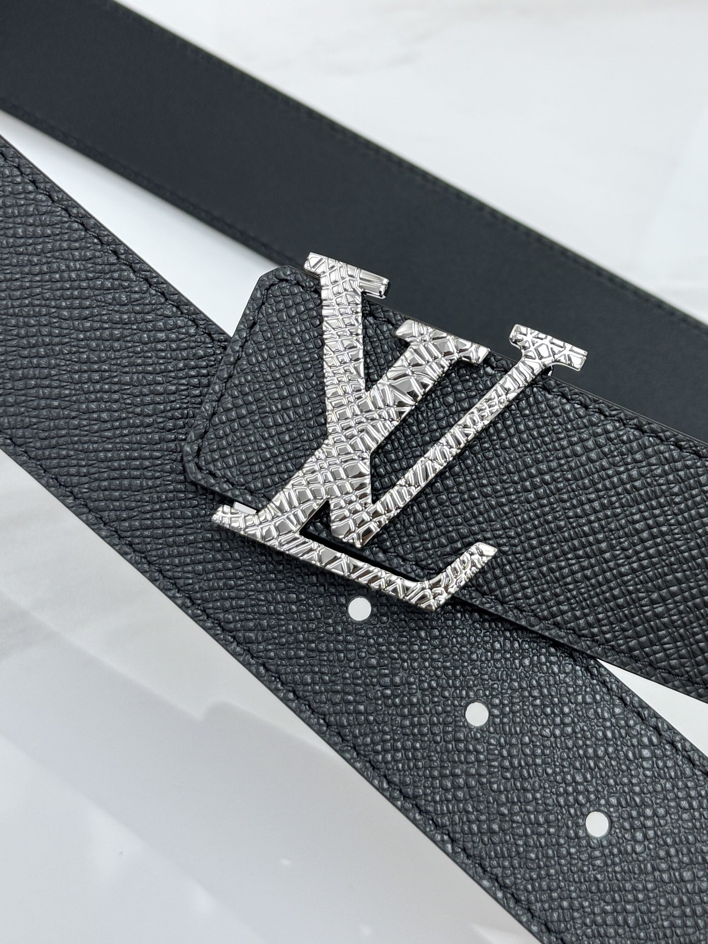 LV 奢华款现代 饰以雅致大方的标志性 柔软结实的皮带，可搭配从礼服到休闲装各种服饰。宽度4.0cm