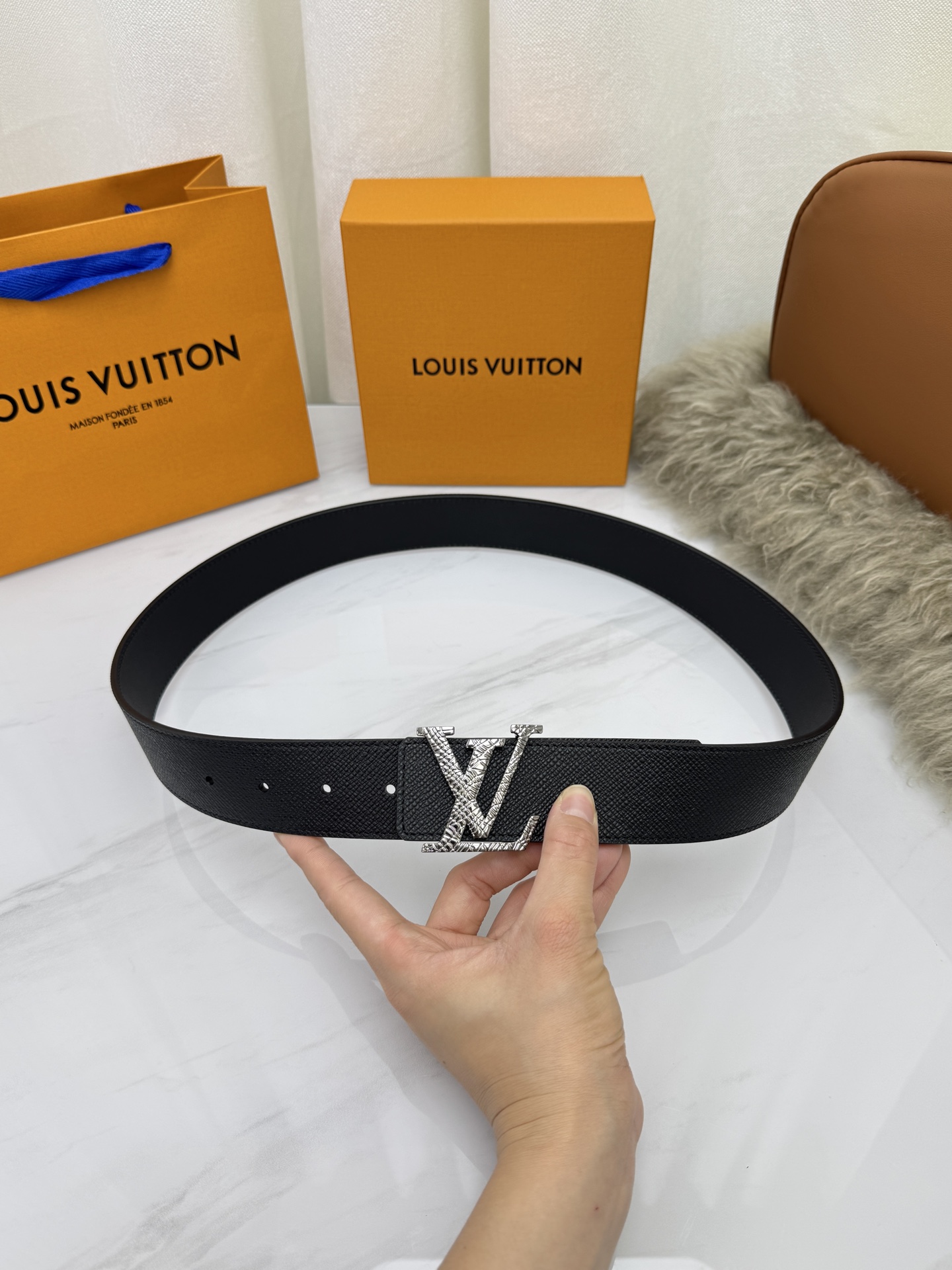 LV 奢华款现代 饰以雅致大方的标志性 柔软结实的皮带，可搭配从礼服到休闲装各种服饰。宽度4.0cm