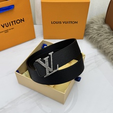 LV 奢华款现代 饰以雅致大方的标志性 柔软结实的皮带,可搭配从礼服到休闲装各种服饰。宽度4.0cm LV 奢华款现代 饰以雅致大方的标志性 柔软结实的皮带,可搭配从礼服到休闲装各种服饰。宽度4.0cm