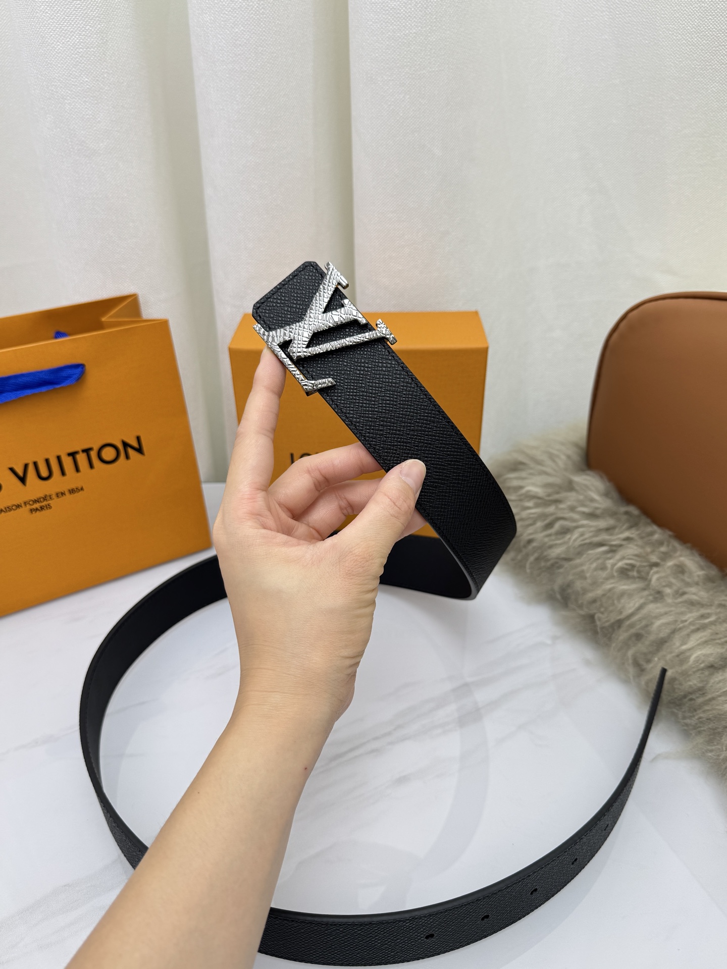 LV 奢华款现代 饰以雅致大方的标志性 柔软结实的皮带，可搭配从礼服到休闲装各种服饰。宽度4.0cm