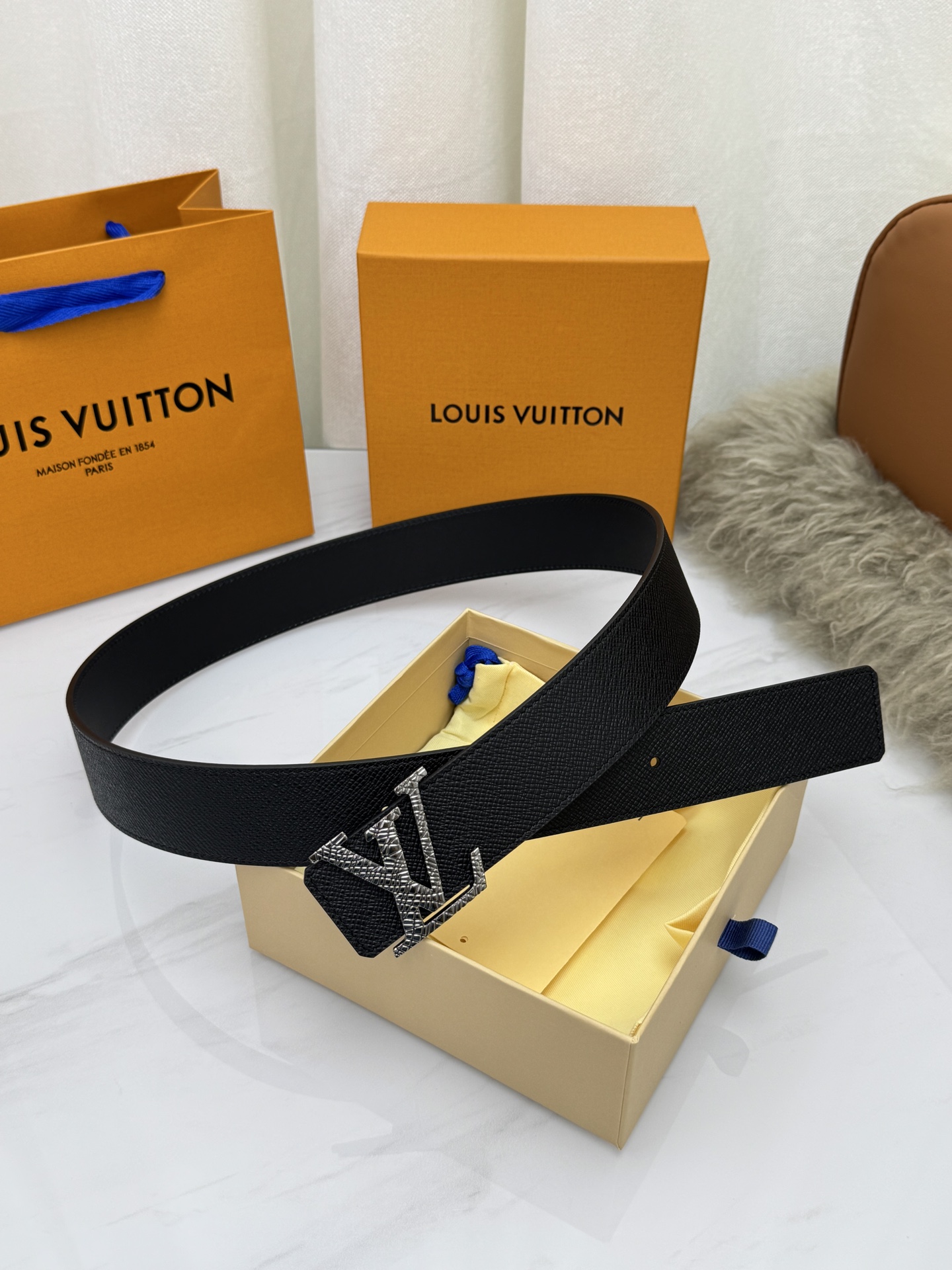 LV 奢华款现代 饰以雅致大方的标志性 柔软结实的皮带，可搭配从礼服到休闲装各种服饰。宽度4.0cm