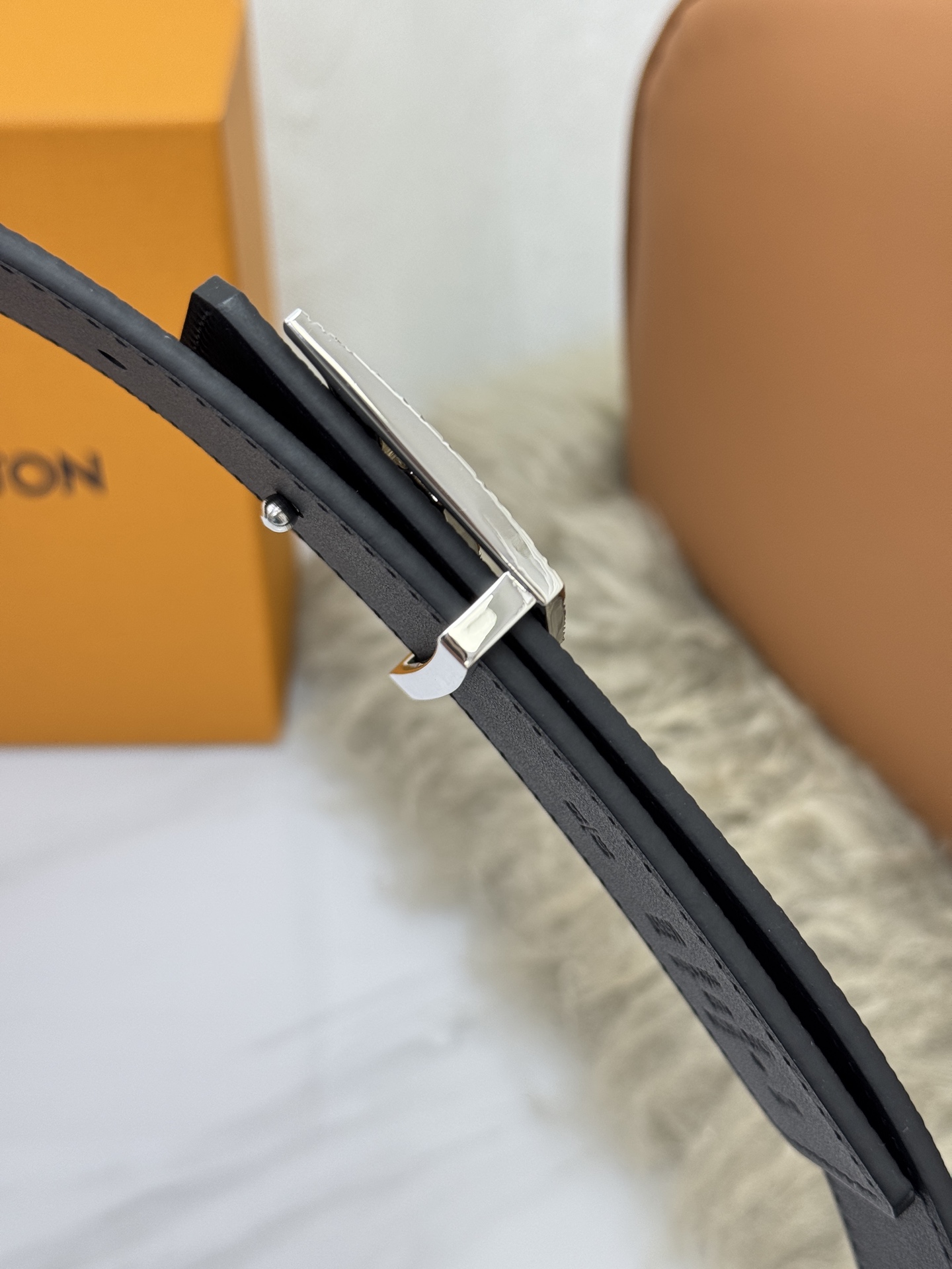 LV 奢华款现代 饰以雅致大方的标志性 柔软结实的皮带，可搭配从礼服到休闲装各种服饰。宽度4.0cm