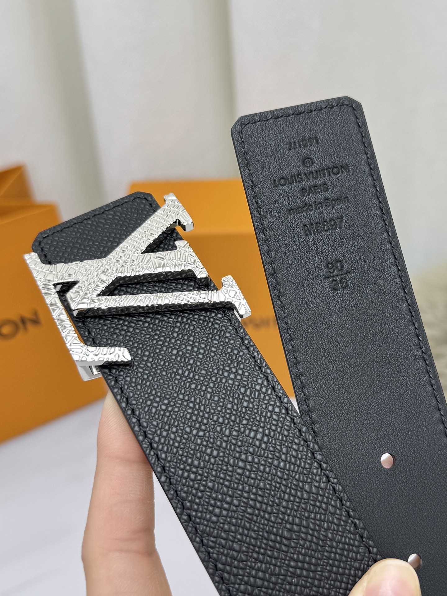 LV 奢华款现代 饰以雅致大方的标志性 柔软结实的皮带，可搭配从礼服到休闲装各种服饰。宽度4.0cm
