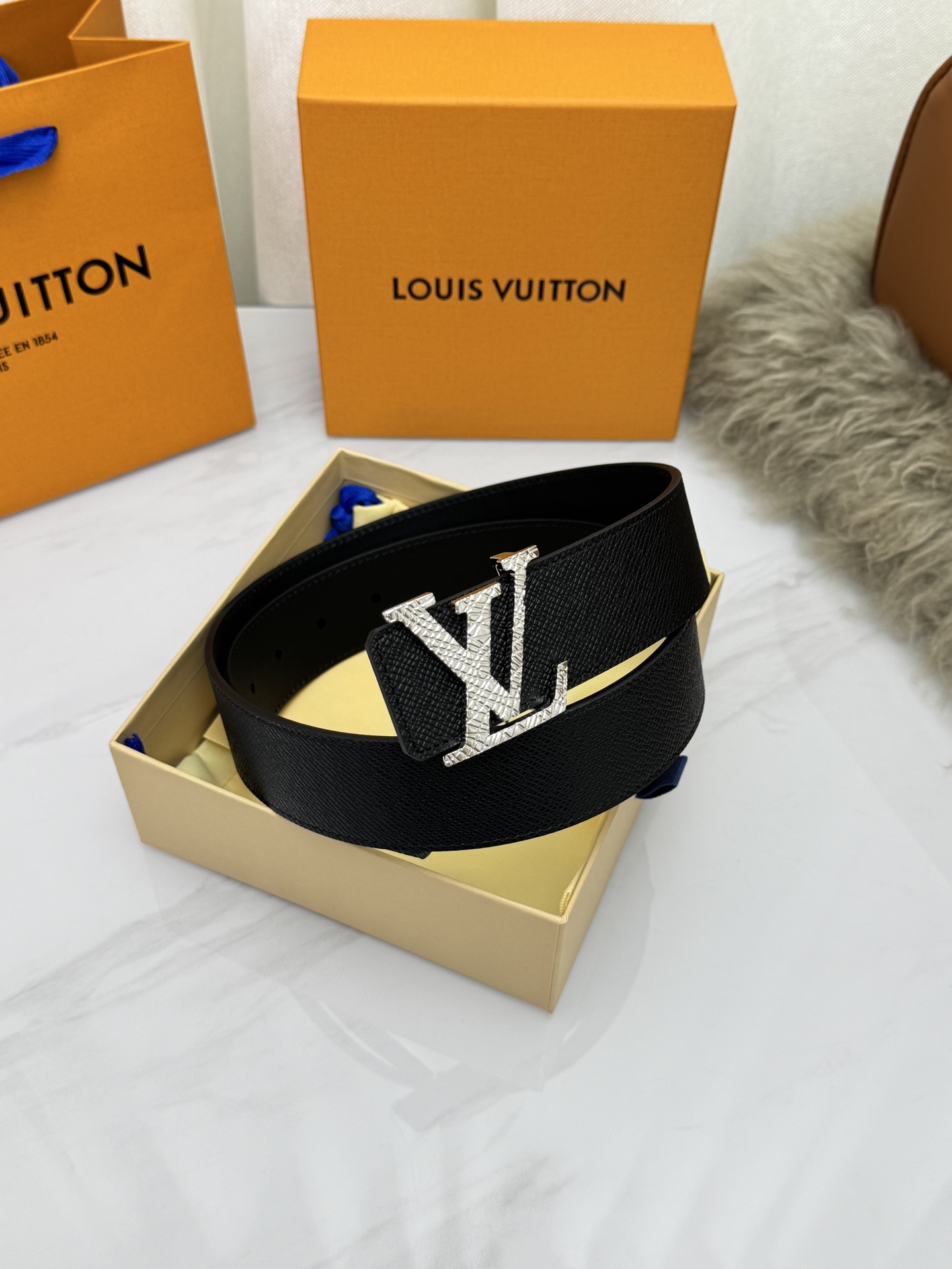 LV 奢华款现代 饰以雅致大方的标志性 柔软结实的皮带，可搭配从礼服到休闲装各种服饰。宽度4.0cm