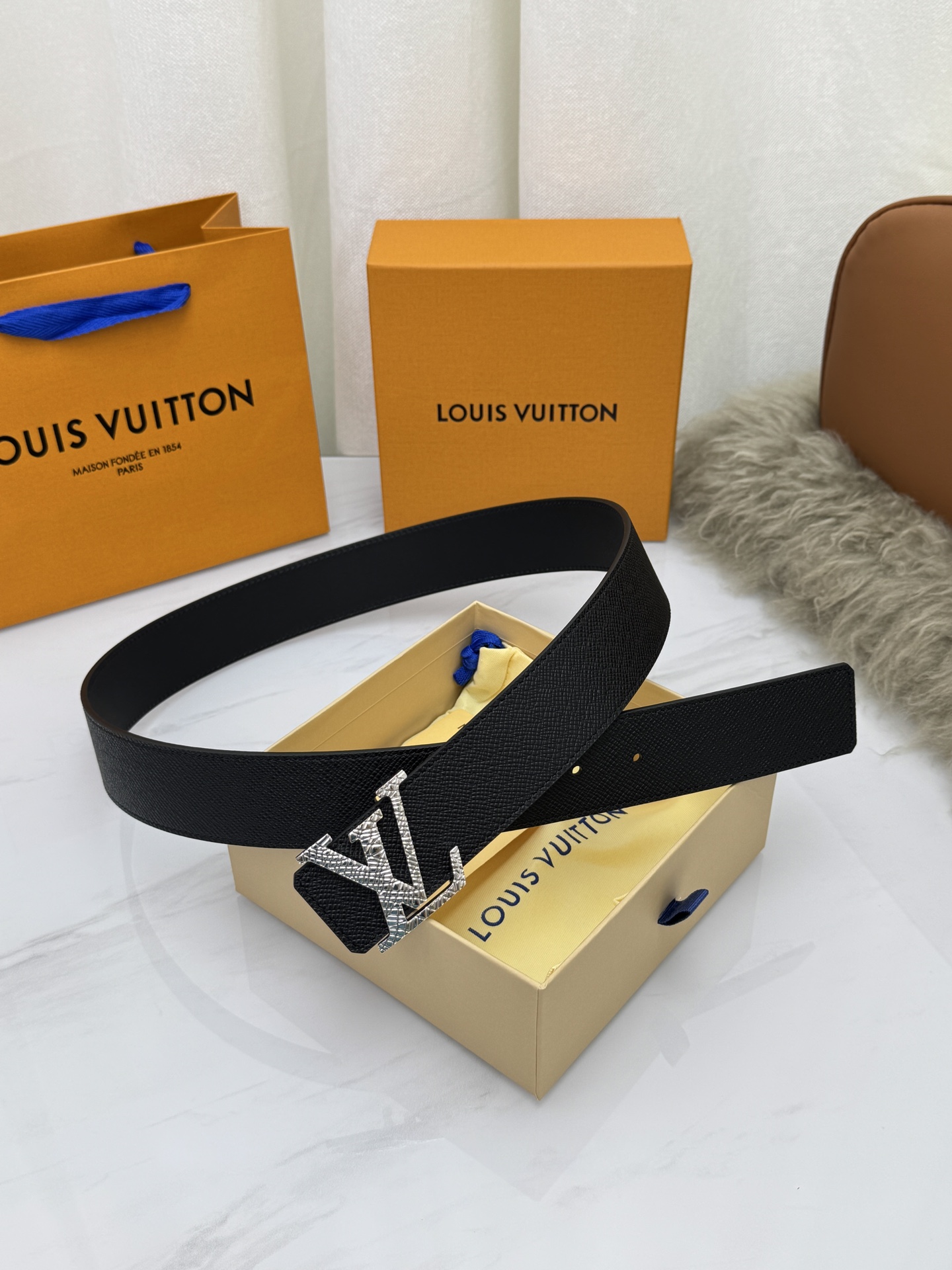 LV 奢华款现代 饰以雅致大方的标志性 柔软结实的皮带，可搭配从礼服到休闲装各种服饰。宽度4.0cm