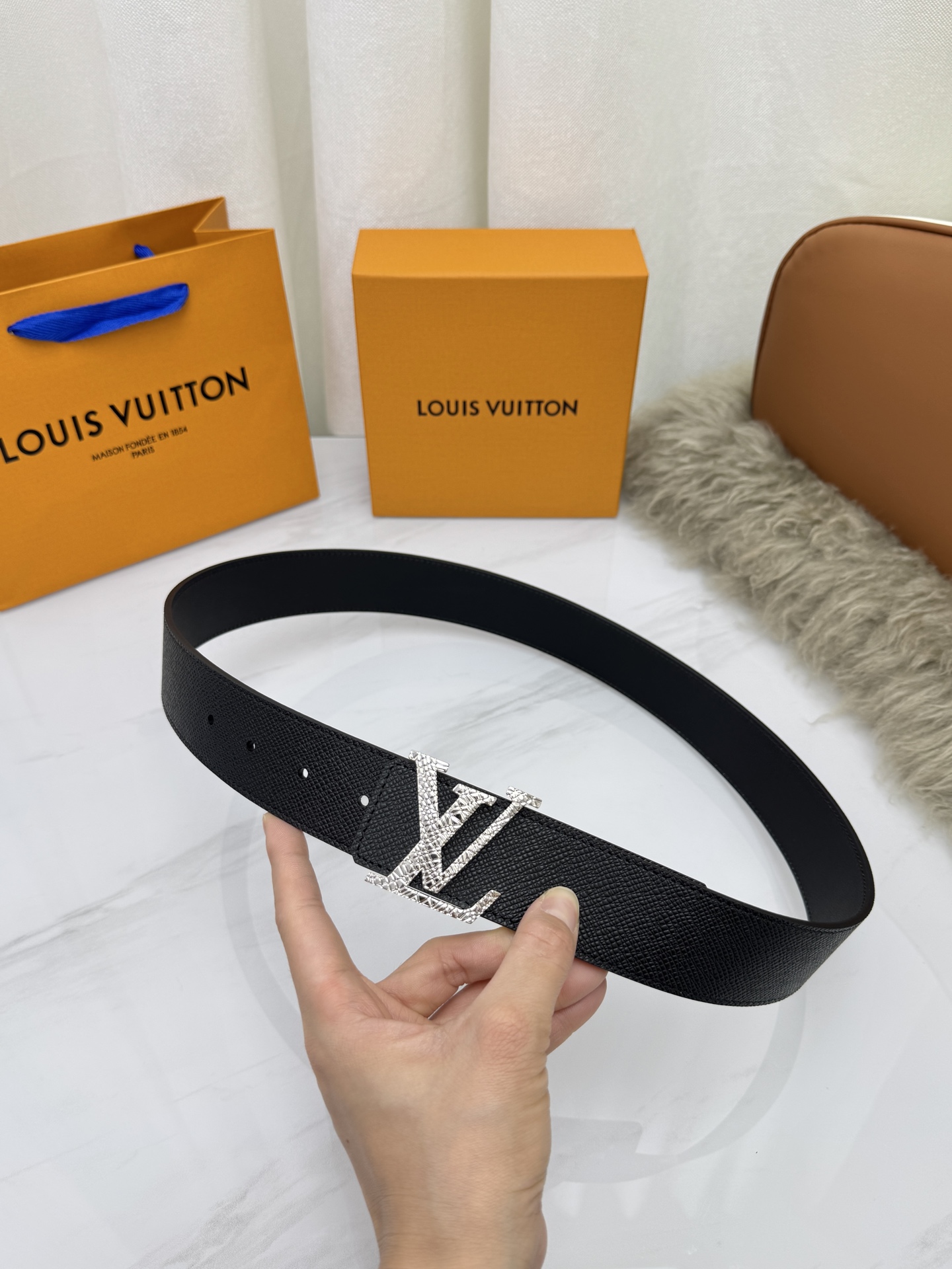 LV 奢华款现代 饰以雅致大方的标志性 柔软结实的皮带，可搭配从礼服到休闲装各种服饰。宽度4.0cm