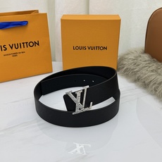 LV 奢华款现代 饰以雅致大方的标志性 柔软结实的皮带,可搭配从礼服到休闲装各种服饰。宽度4.0cm LV 奢华款现代 饰以雅致大方的标志性 柔软结实的皮带,可搭配从礼服到休闲装各种服饰。宽度4.0cm