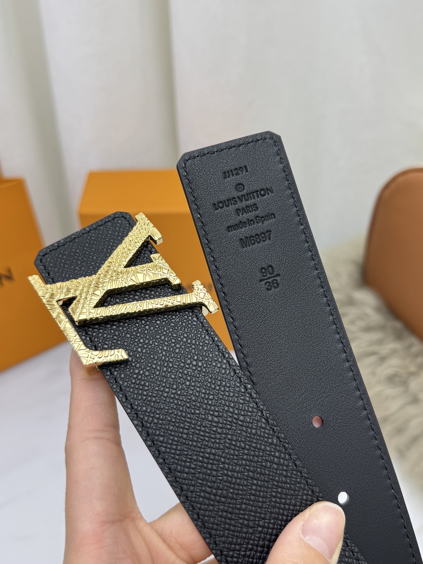 LV 奢华款现代 饰以雅致大方的标志性 柔软结实的皮带，可搭配从礼服到休闲装各种服饰。宽度4.0cm