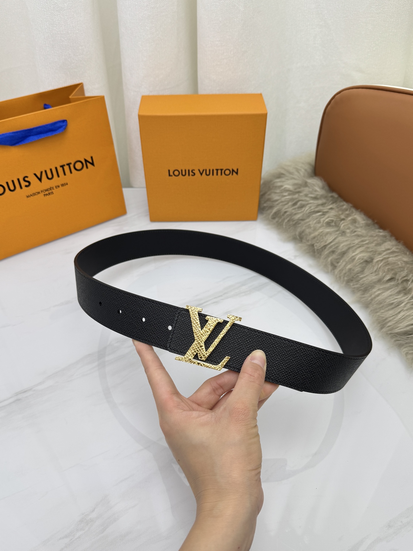 LV 奢华款现代 饰以雅致大方的标志性 柔软结实的皮带，可搭配从礼服到休闲装各种服饰。宽度4.0cm