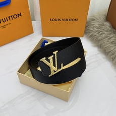 LV 奢华款现代 饰以雅致大方的标志性 柔软结实的皮带,可搭配从礼服到休闲装各种服饰。宽度4.0cm LV 奢华款现代 饰以雅致大方的标志性 柔软结实的皮带,可搭配从礼服到休闲装各种服饰。宽度4.0cm